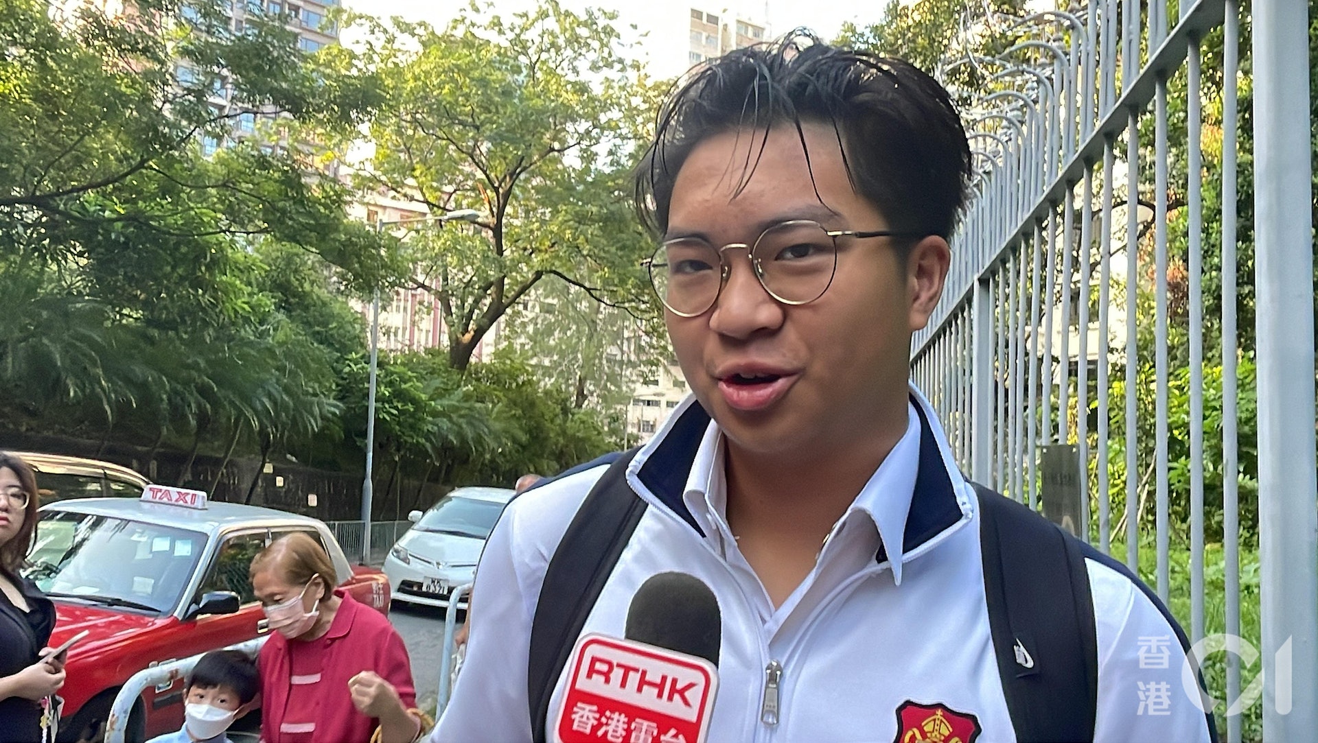 與憲哲同級的梁同學表示,當知道尋回憲哲時,他指「全部人都好開心」,「好開心佢可以搵返」。(陳永武攝) 與憲哲同級的梁同學表示,當知道尋回憲哲時,他指「全部人都好開心」,「好開心佢可以搵返」。(陳永武攝)