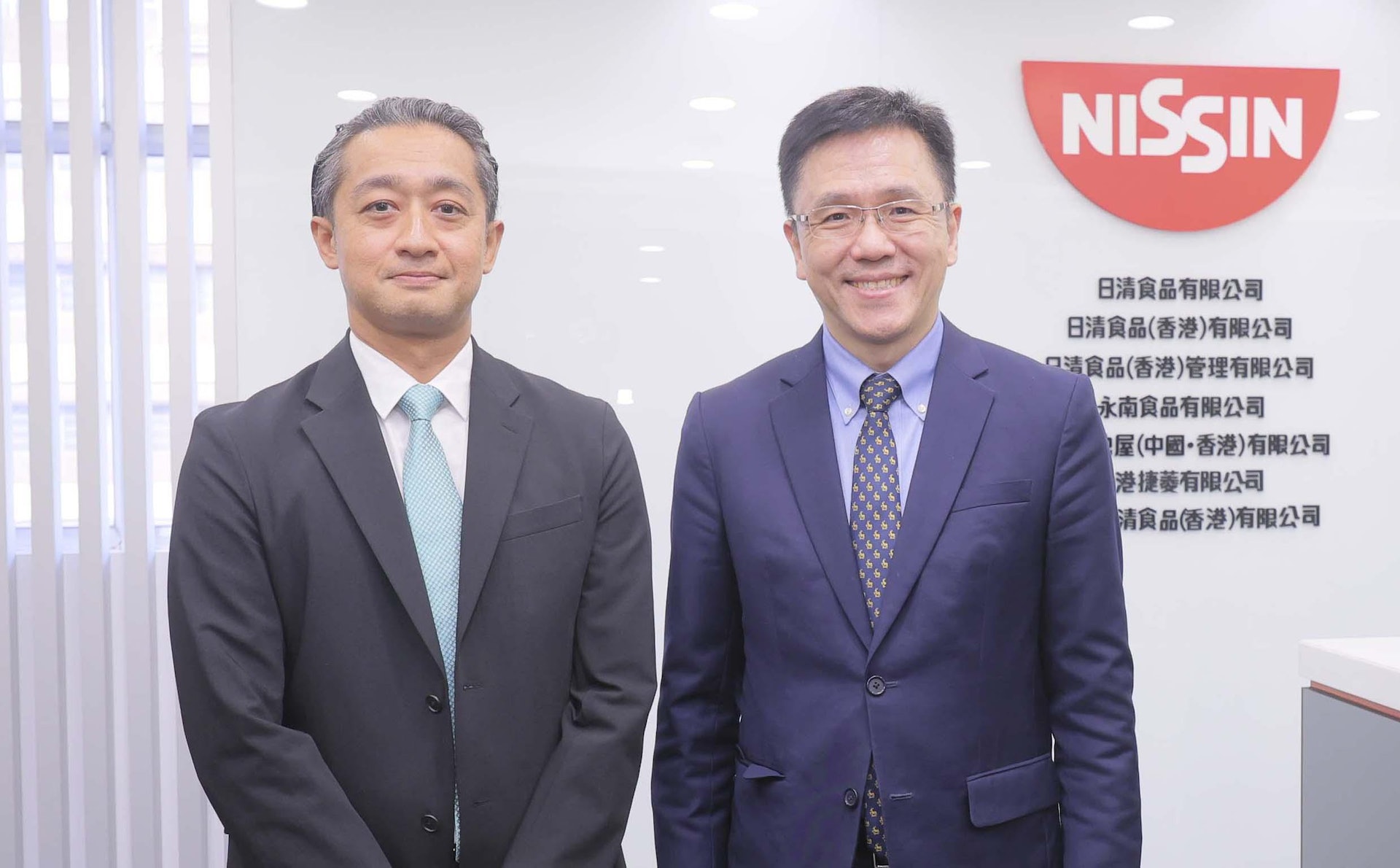 創新科技及工業局局長孫東教授(右)到訪日清食品位於大埔創新園的生產廠房,在日清食品董事長及首席執行官安藤清隆先生(左)介紹下了解食品企業如何以創新製造整合先進技術。 創新科技及工業局局長孫東教授(右)到訪日清食品位於大埔創新園的生產廠房,在日清食品董事長及首席執行官安藤清隆先生(左)介紹下了解食品企業如何以創新製造整合先進技術。
