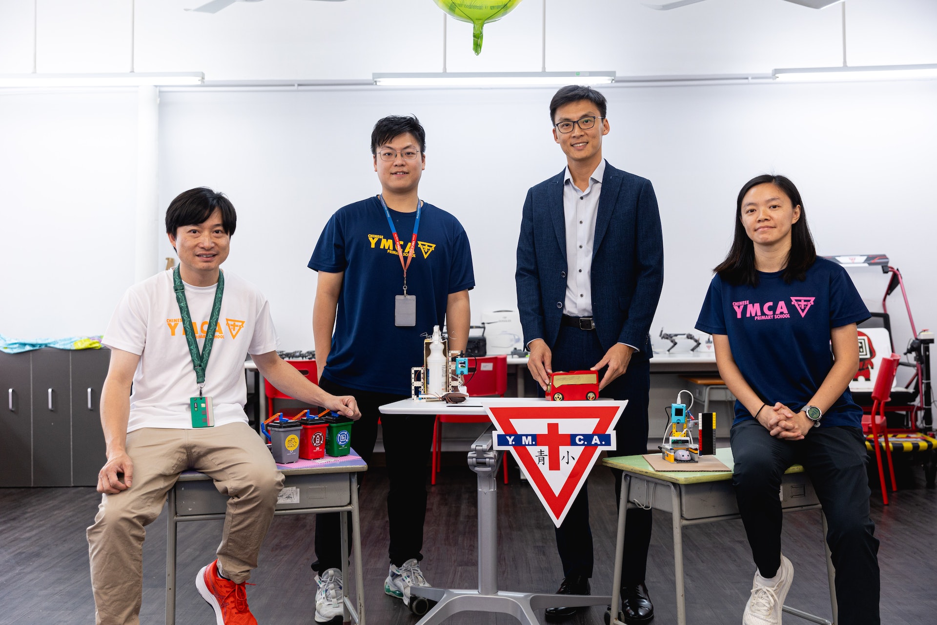 左起創新課程及資訊科技科主席何健邦、STEM教育統籌主任郭賢沛、校長羅勁柱及體育科主席鄧巧兒。(夏家朗攝) 左起創新課程及資訊科技科主席何健邦、STEM教育統籌主任郭賢沛、校長羅勁柱及體育科主席鄧巧兒。(夏家朗攝)