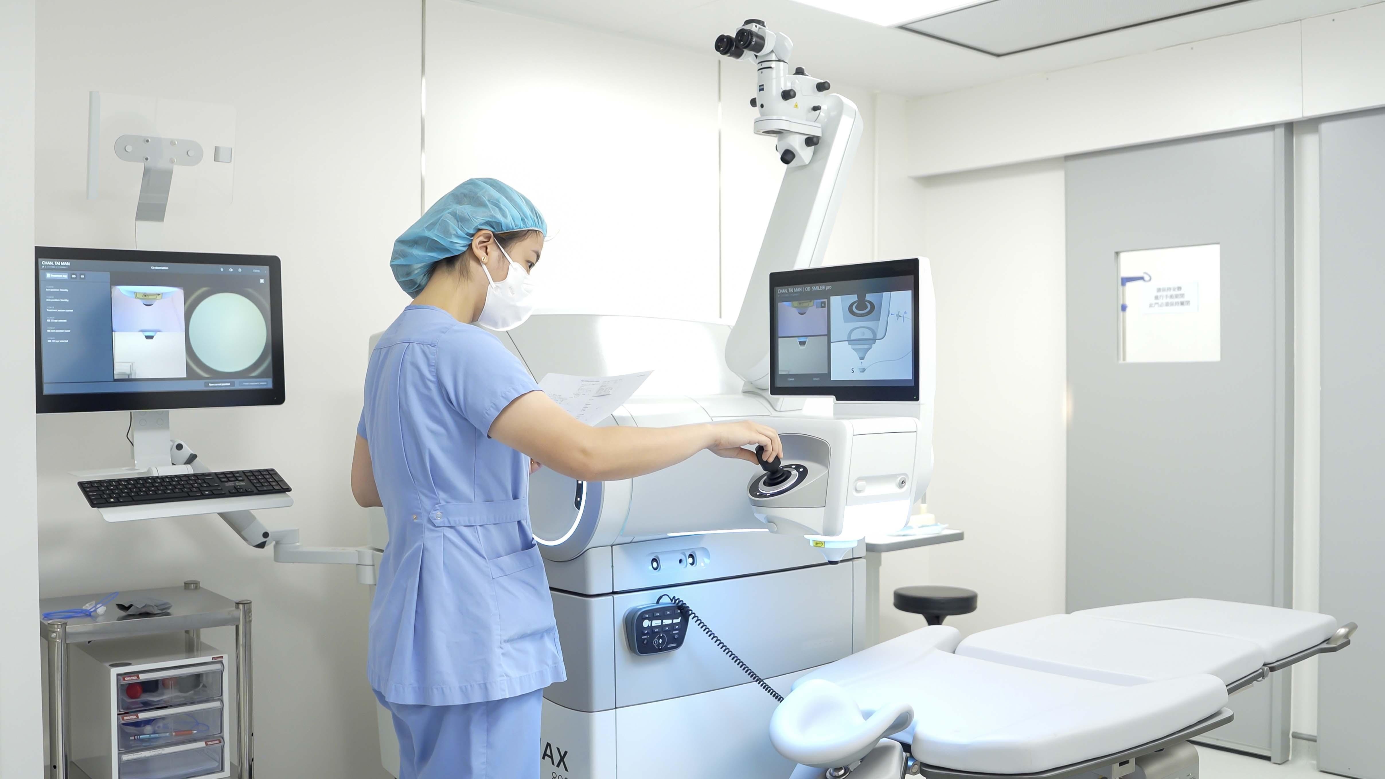 SMILE®Pro 微笑激光矯視過程中所使用的儀器 VISUMAX 800