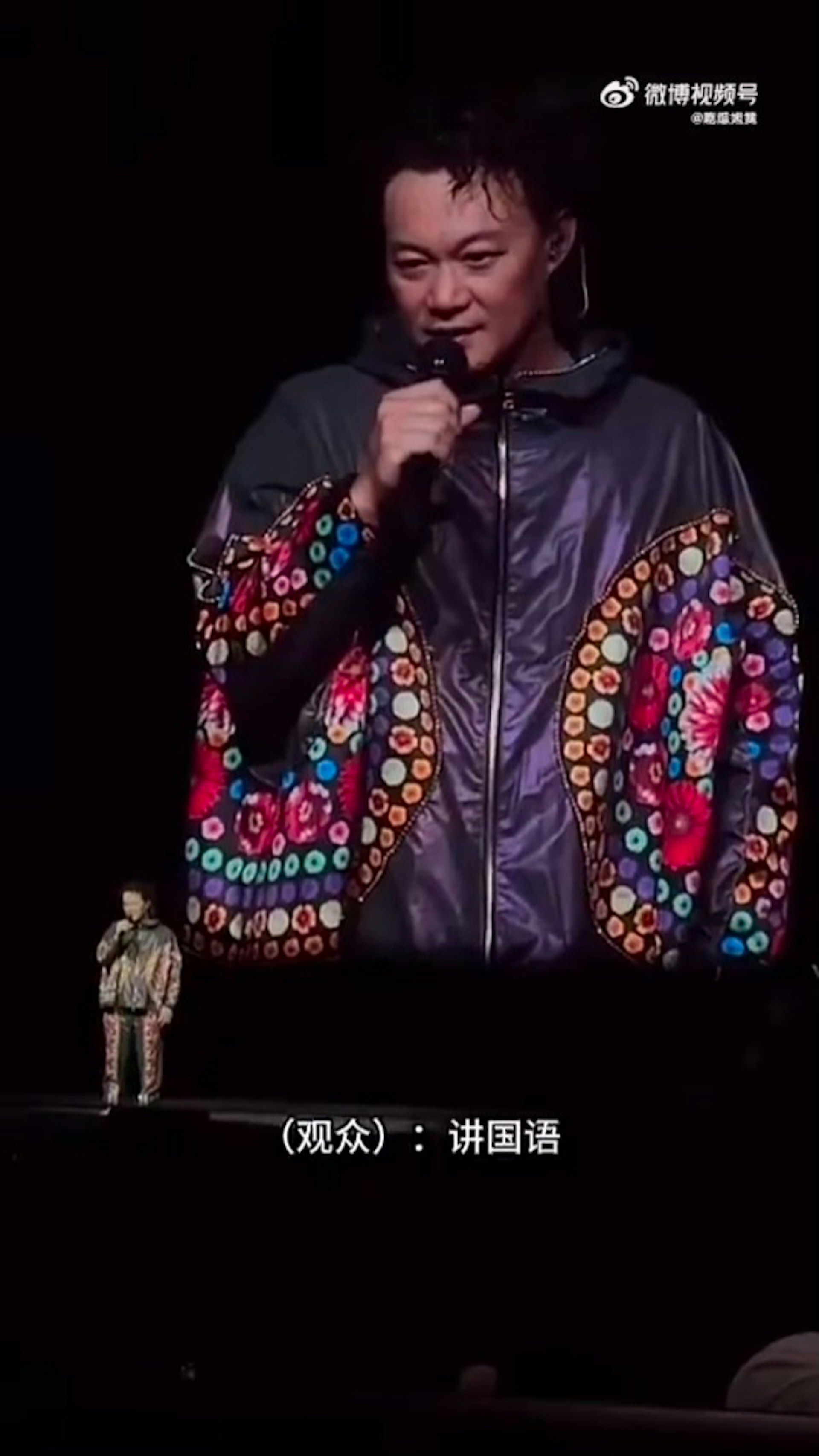 陳奕迅在台上以廣東話發表感言時,台下突然有觀眾大嗌「講國語」。(影片截圖) 陳奕迅在台上以廣東話發表感言時,台下突然有觀眾大嗌「講國語」。(影片截圖)