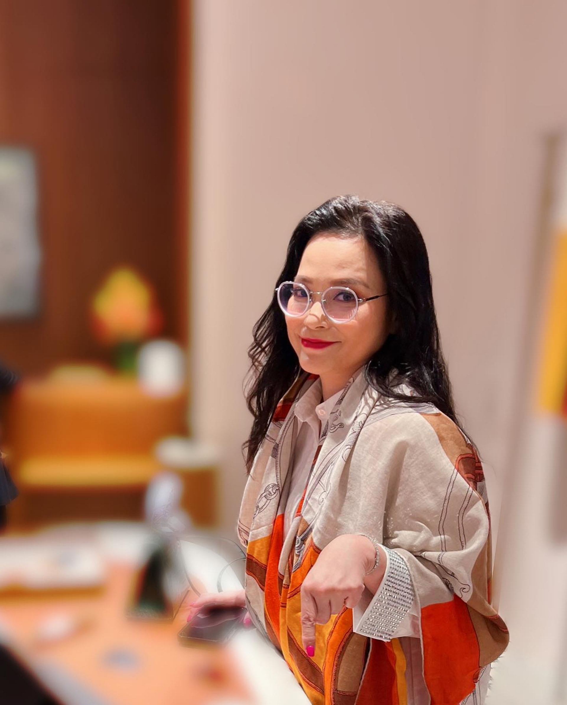 樊亦敏用HERMES披肩到專門店選購。(IG:@amyfan3796)
