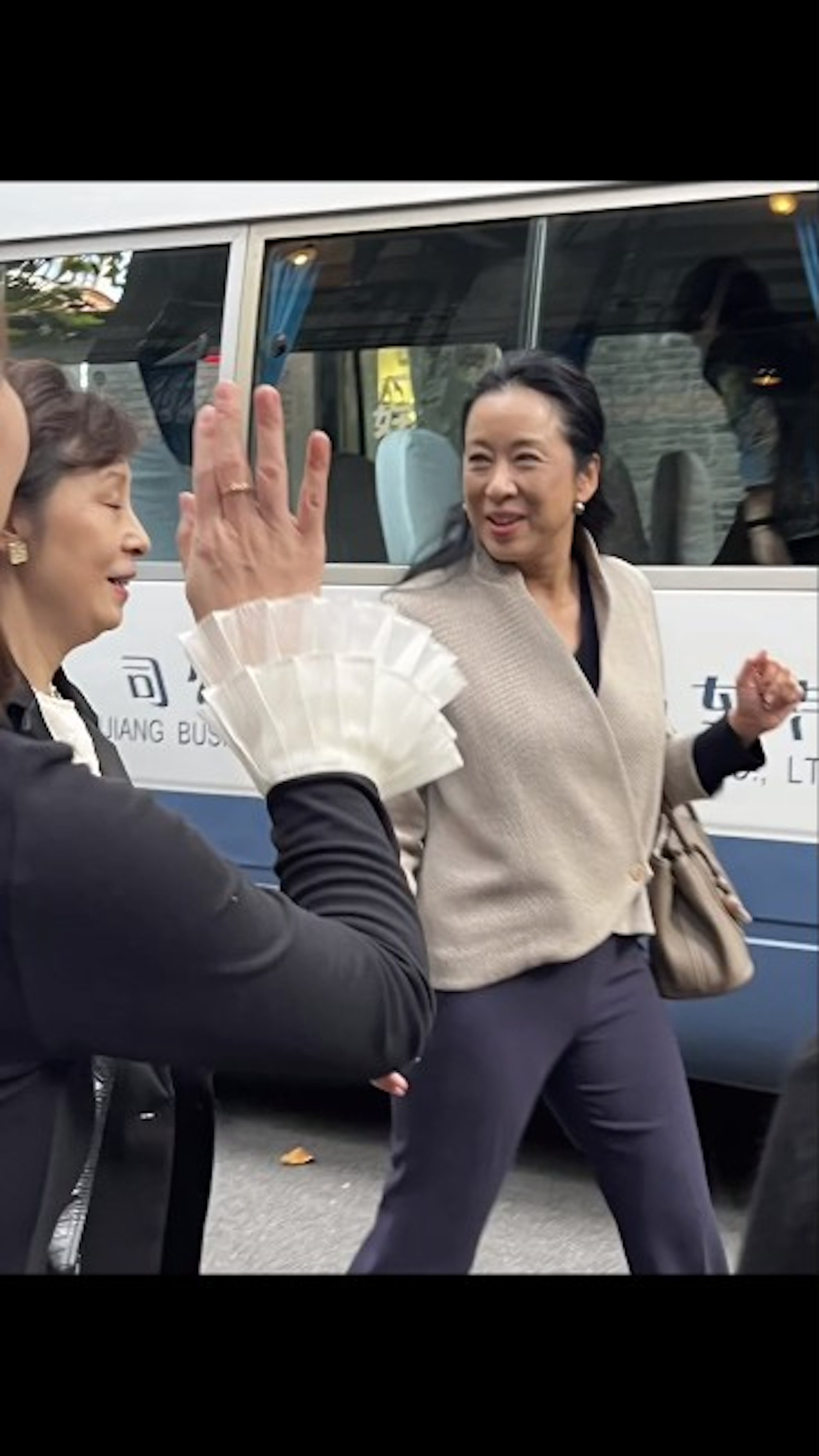 网民上海偶遇朱玲玲,佢好有礼貌咁一一打招呼。 (小红书图片) 网民上海偶遇朱玲玲,佢好有礼貌咁一一打招呼。 (小红书图片)