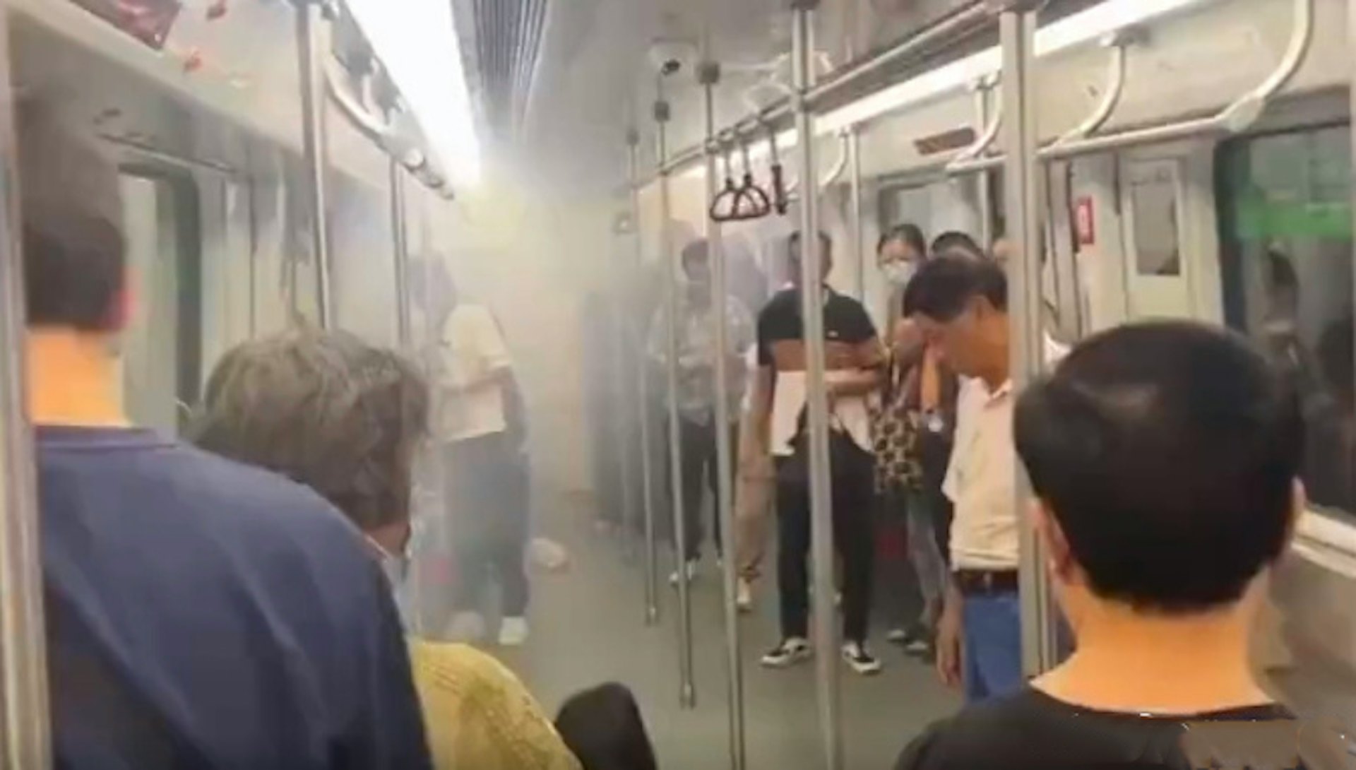 片中見車廂內煙霧彌漫、部份乘客走避,後查明是流動電池突然故障冒煙(圖 微博) 片中見車廂內煙霧彌漫、部份乘客走避,後查明是流動電池突然故障冒煙(圖 微博)