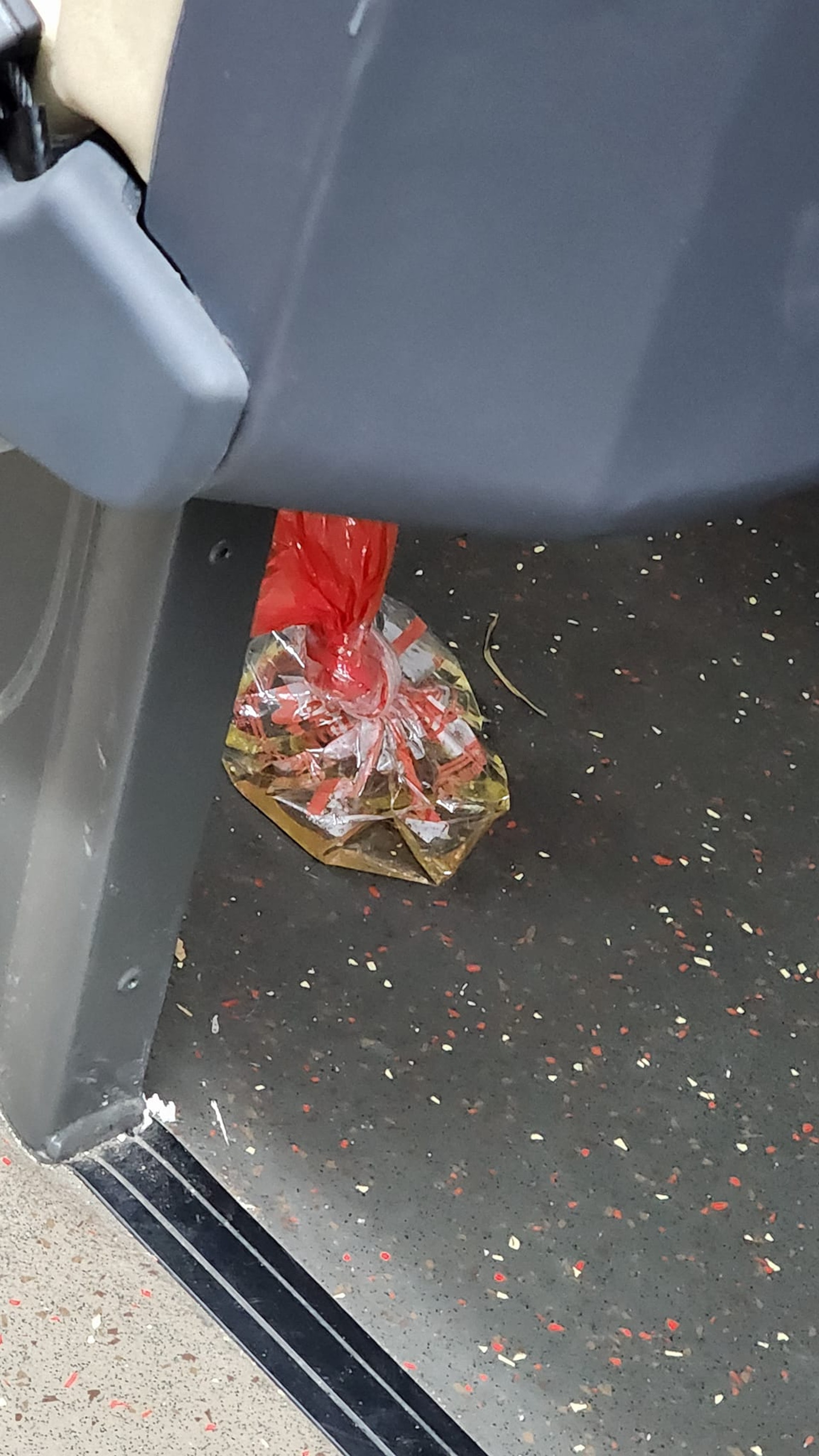 1名巴士乘客發文,稱在上車後在一座位下方看到1個束好的膠袋,內有淡黃色的液體。(facebook圖片) 1名巴士乘客發文,稱在上車後在一座位下方看到1個束好的膠袋,內有淡黃色的液體。(facebook圖片)