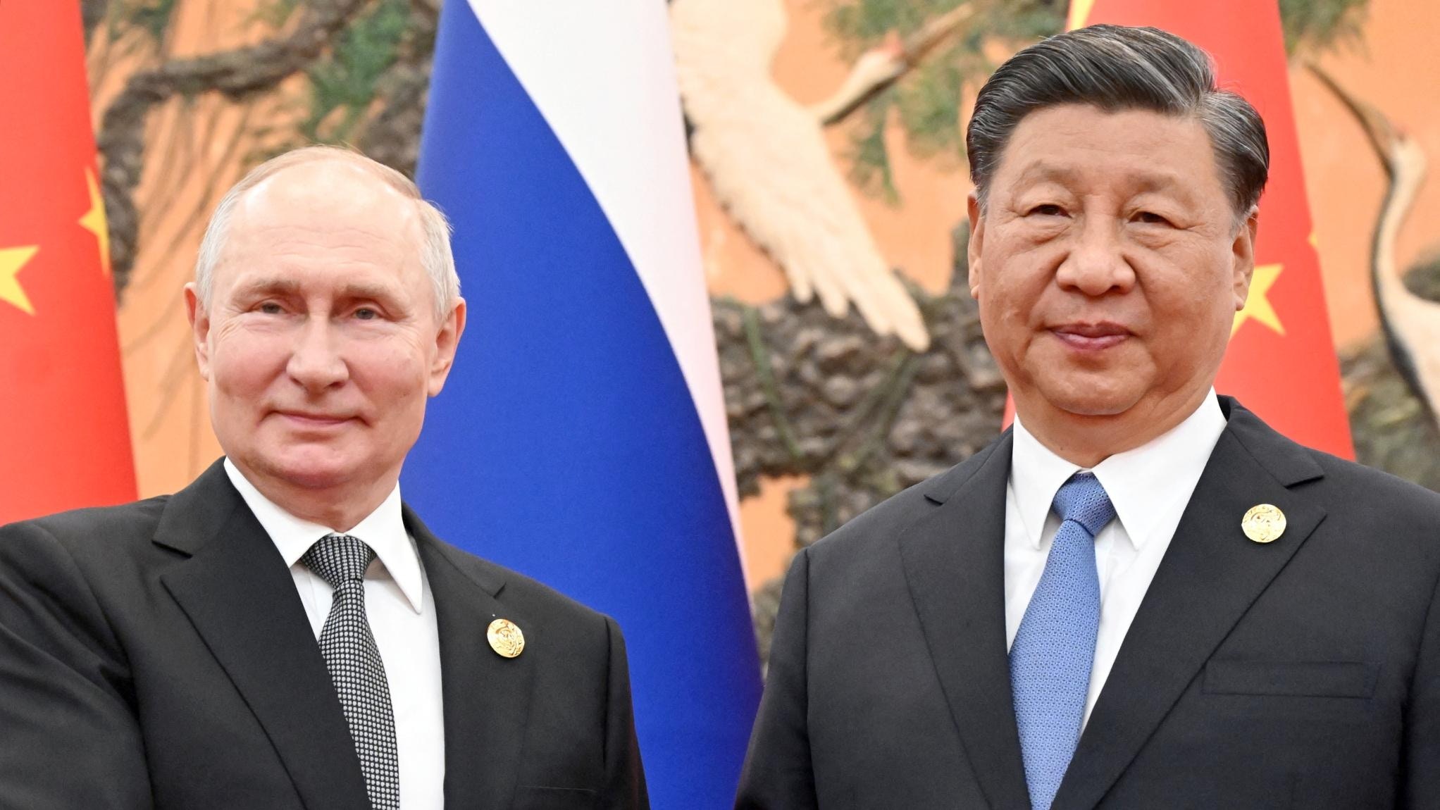 圖為2023年10月18日，俄羅斯總統普京（Vladimir Putin）在中國北京舉行第三屆「一帶一路」國際合作高峰論壇與中國國家主席習近平握手。（Sputnik/Sergei Guneev/Pool via Reuters）