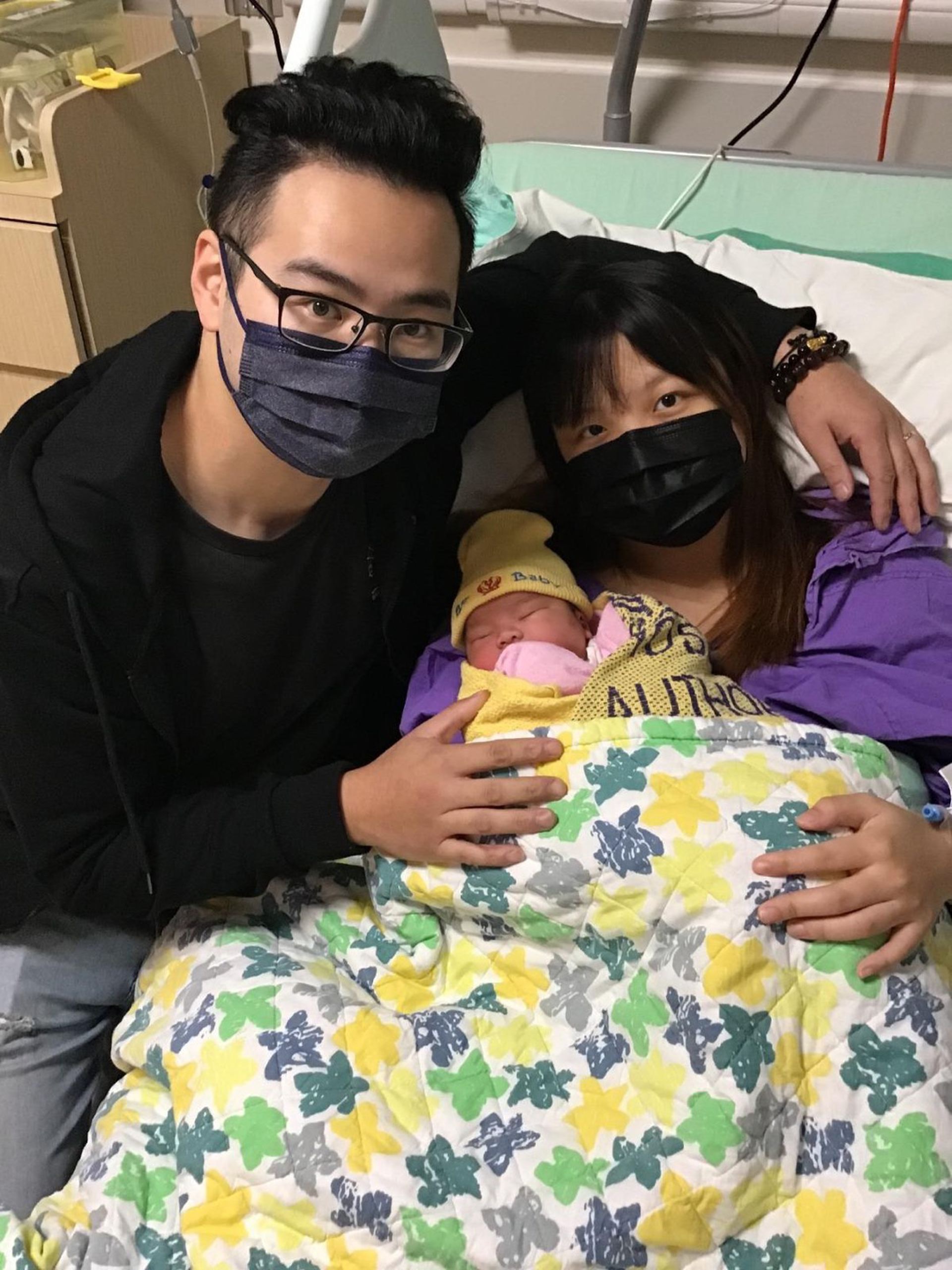 元旦BB|許先生及太太的愛女於今年1月1日元旦凌晨2時正在威爾斯親王醫院出世,他們希望女兒快樂健康成長。(醫院管理局提供圖片) 元旦BB|許先生及太太的愛女於今年1月1日元旦凌晨2時正在威爾斯親王醫院出世,他們希望女兒快樂健康成長。(醫院管理局提供圖片)