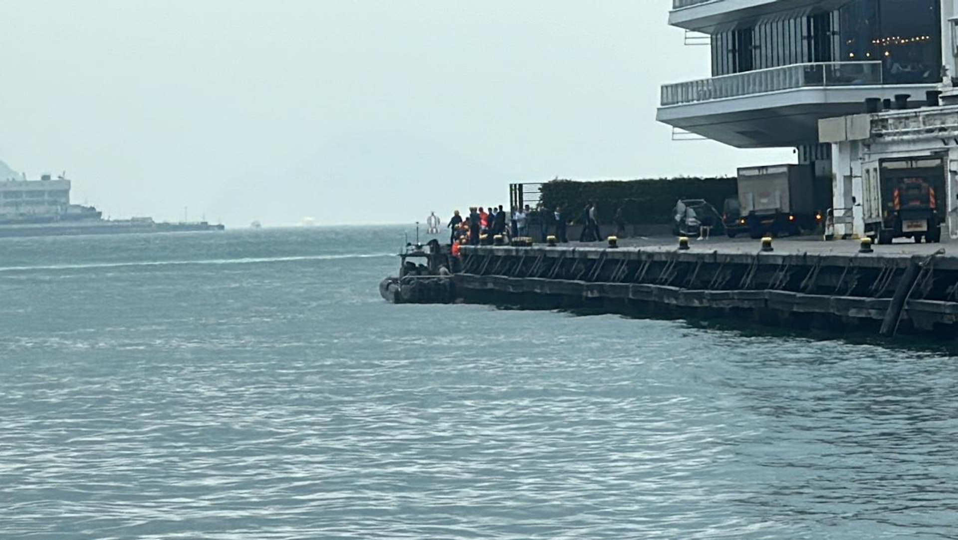 大批救援人員在卸貨區碼頭位置拯救。(馬耀文攝)