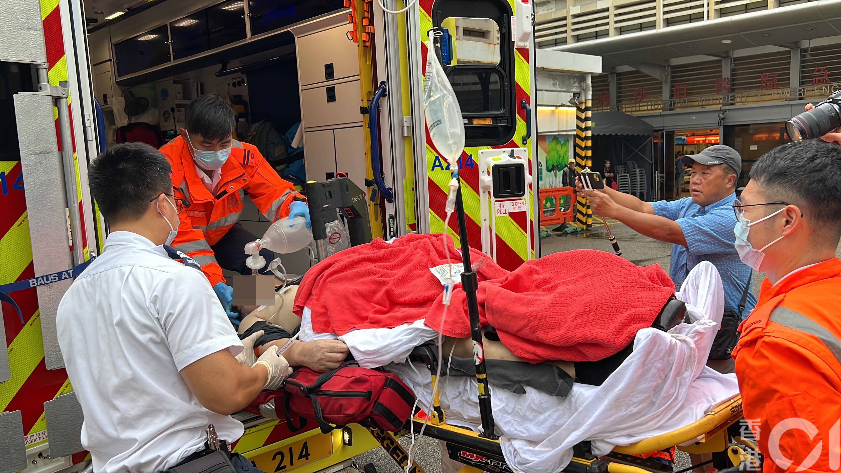 尖沙咀海港城卸貨區工人意外墮海，獲救送院時昏迷。（翁鈺輝攝）