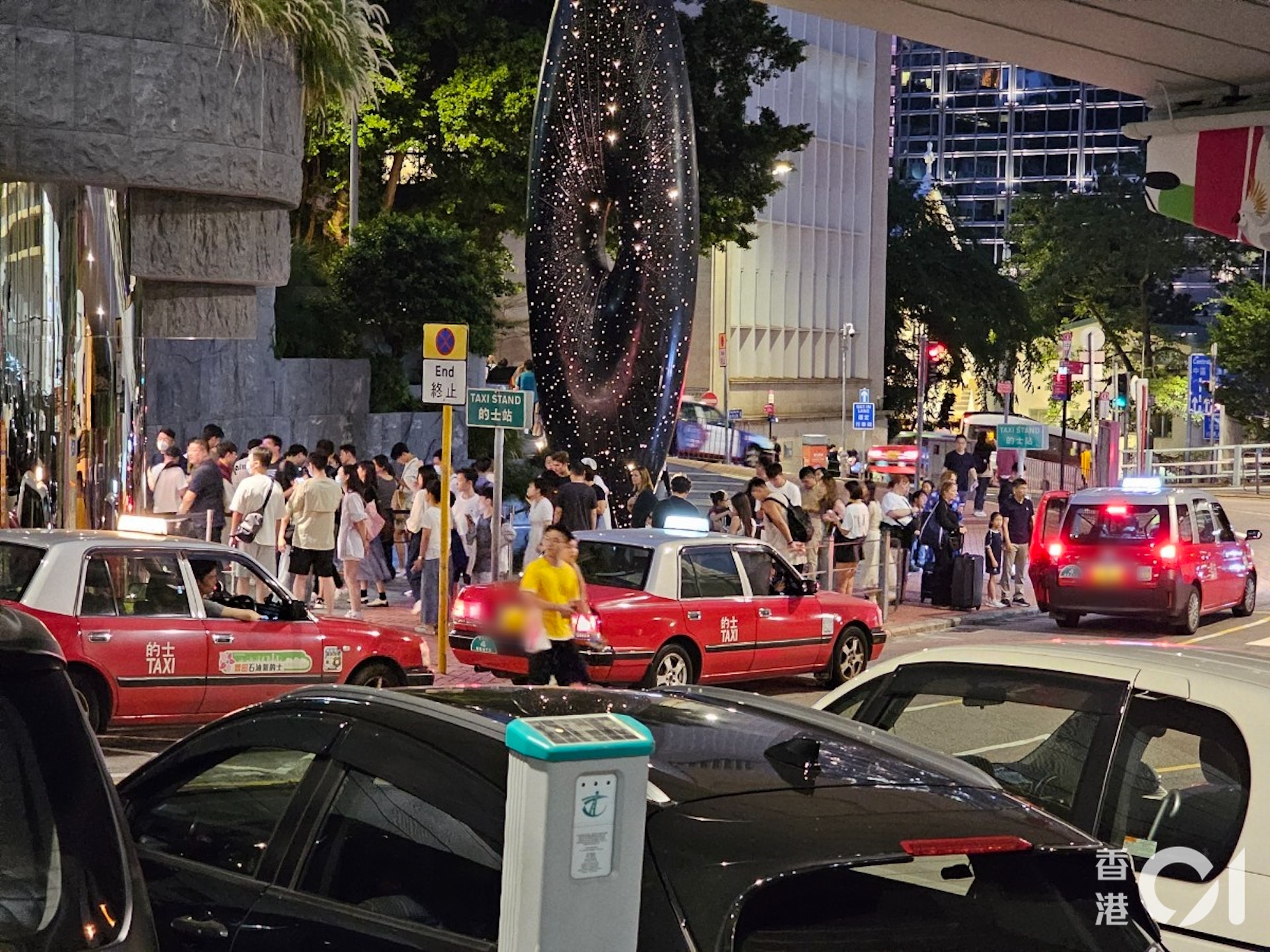 十一黃金周過去才一星期,中環纜車站的「黑的」已「復常」,出沒「劏客」。(梁偉權攝) 十一黃金周過去才一星期,中環纜車站的「黑的」已「復常」,出沒「劏客」。(梁偉權攝)