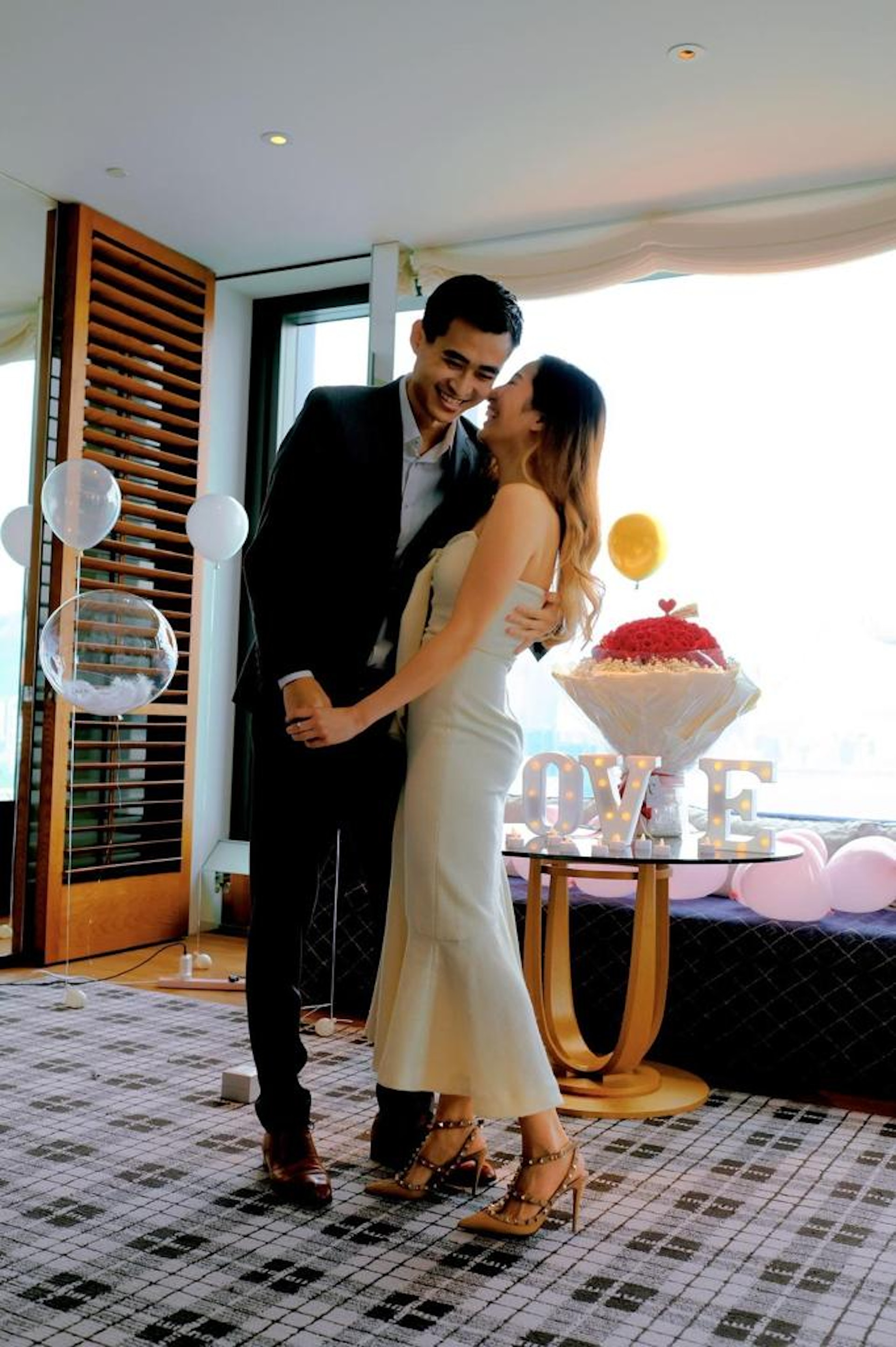 楊嘉驃確診胃癌兩星期後,未婚妻Christine主動提出求婚,一直守候病床旁,陪伴他對抗頑疾。(受訪者提供) 楊嘉驃確診胃癌兩星期後,未婚妻Christine主動提出求婚,一直守候病床旁,陪伴他對抗頑疾。(受訪者提供)
