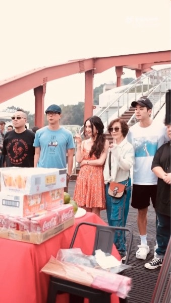 《如果人魚不劈腿》在內地開鏡，除了主角溫碧霞及禾浩臣，監製彭浩翔（左一）亦有現身。（影片截圖）