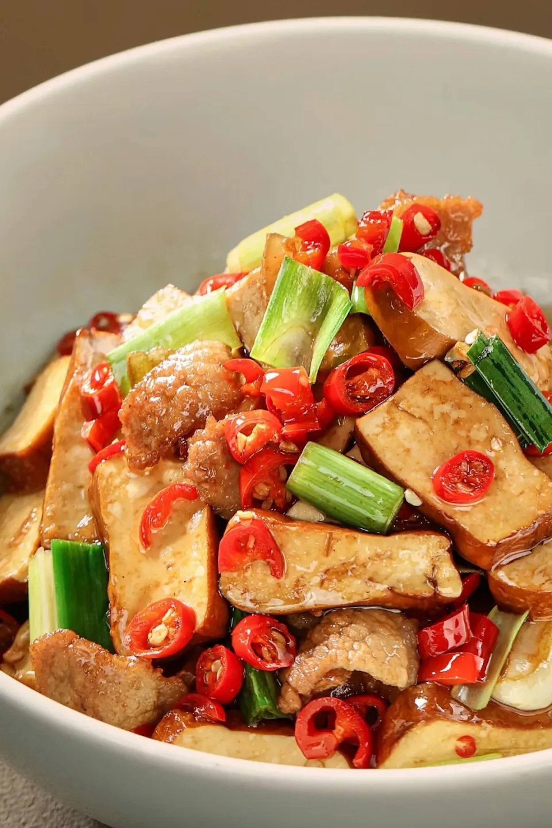 虽然湖南菜内部流派存在一定差异,但走出湖南后,湖南菜整体离不开香辣、重口味这样的标签。 图为湖南菜攸县香干。 (当代中国/网上图片)