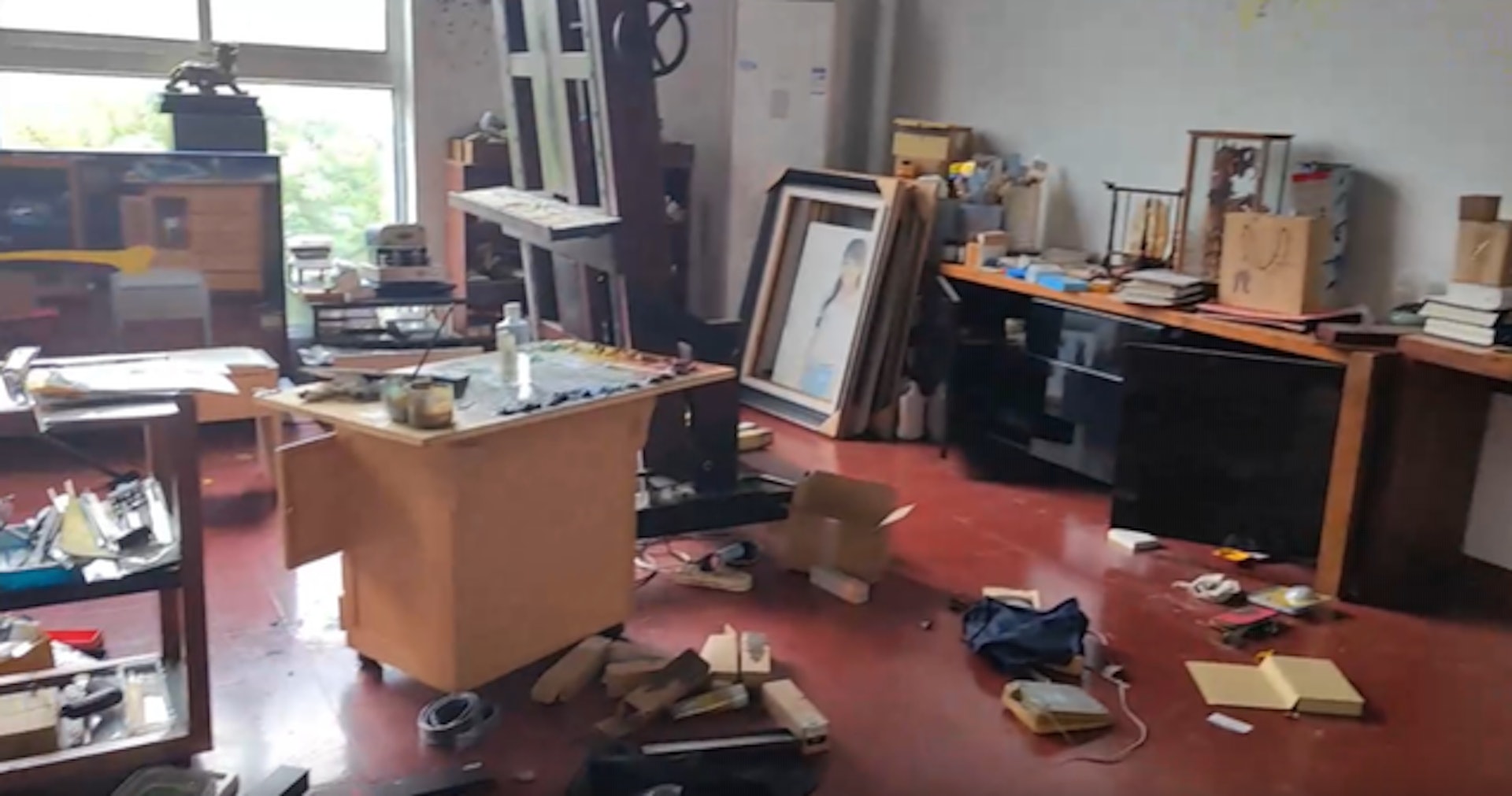 美術館遭洗劫一空,財物損失達10萬元人民幣。(圖/翻攝新聞坊)