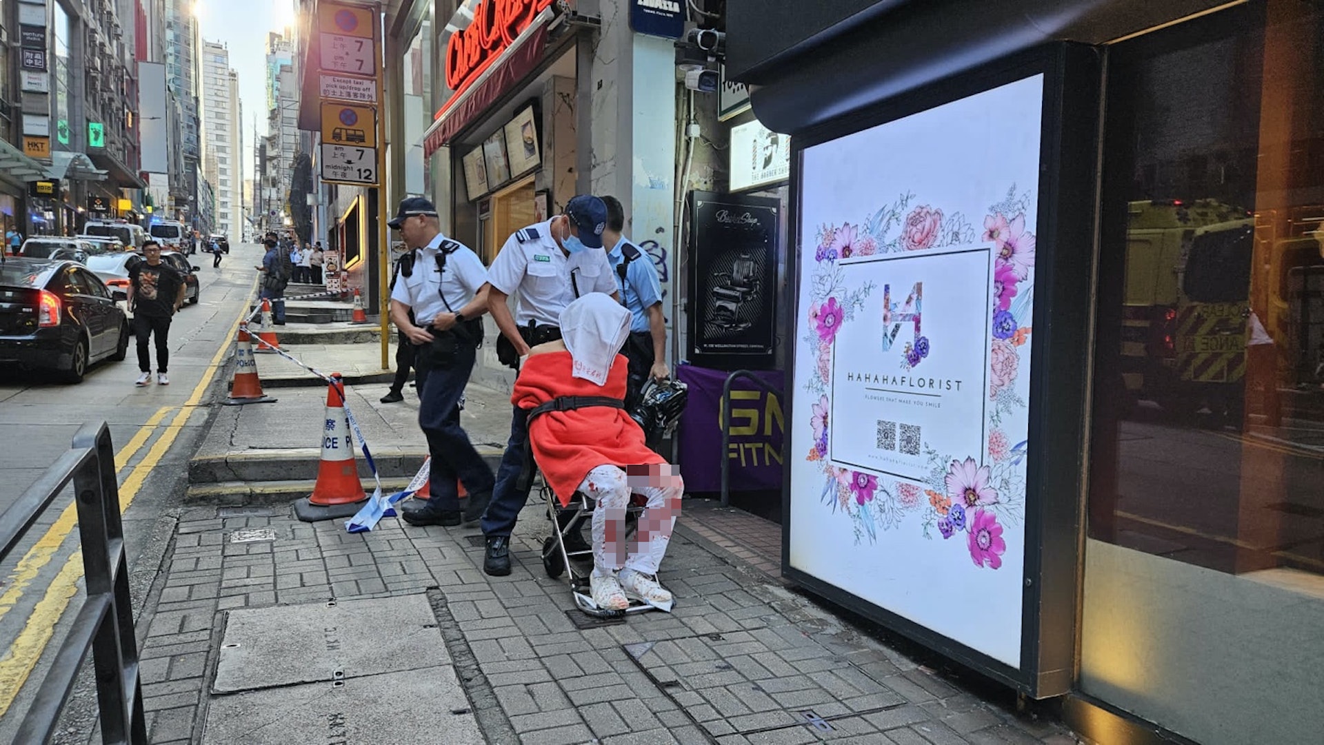 中環威靈頓街食肆Café Crêpe發生斬人案,男傷者手、背及腰部受傷,清醒被送往瑪麗醫院治理。