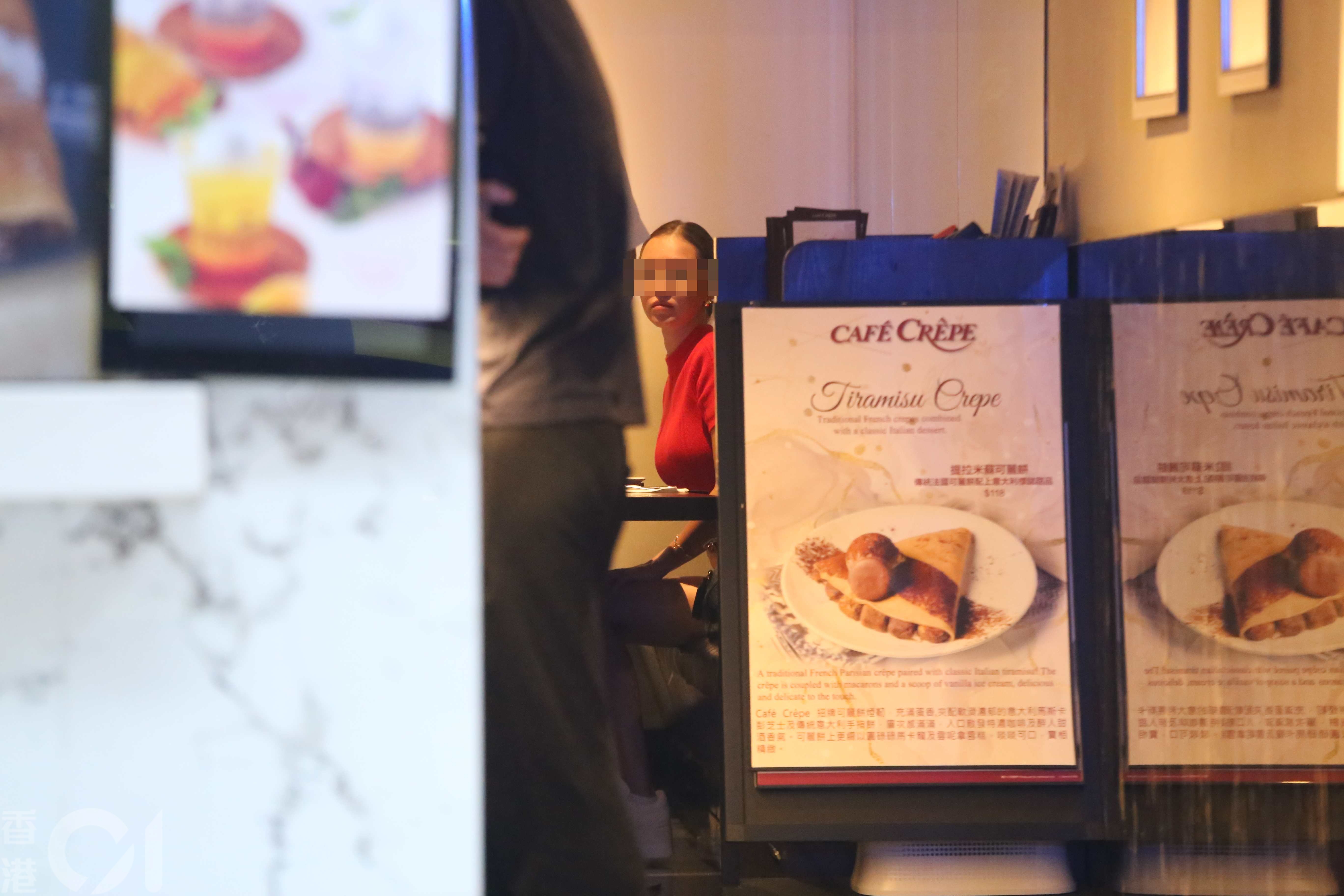 餐廳內一名紅衫女子，協助警方調查。（陳浩然攝）