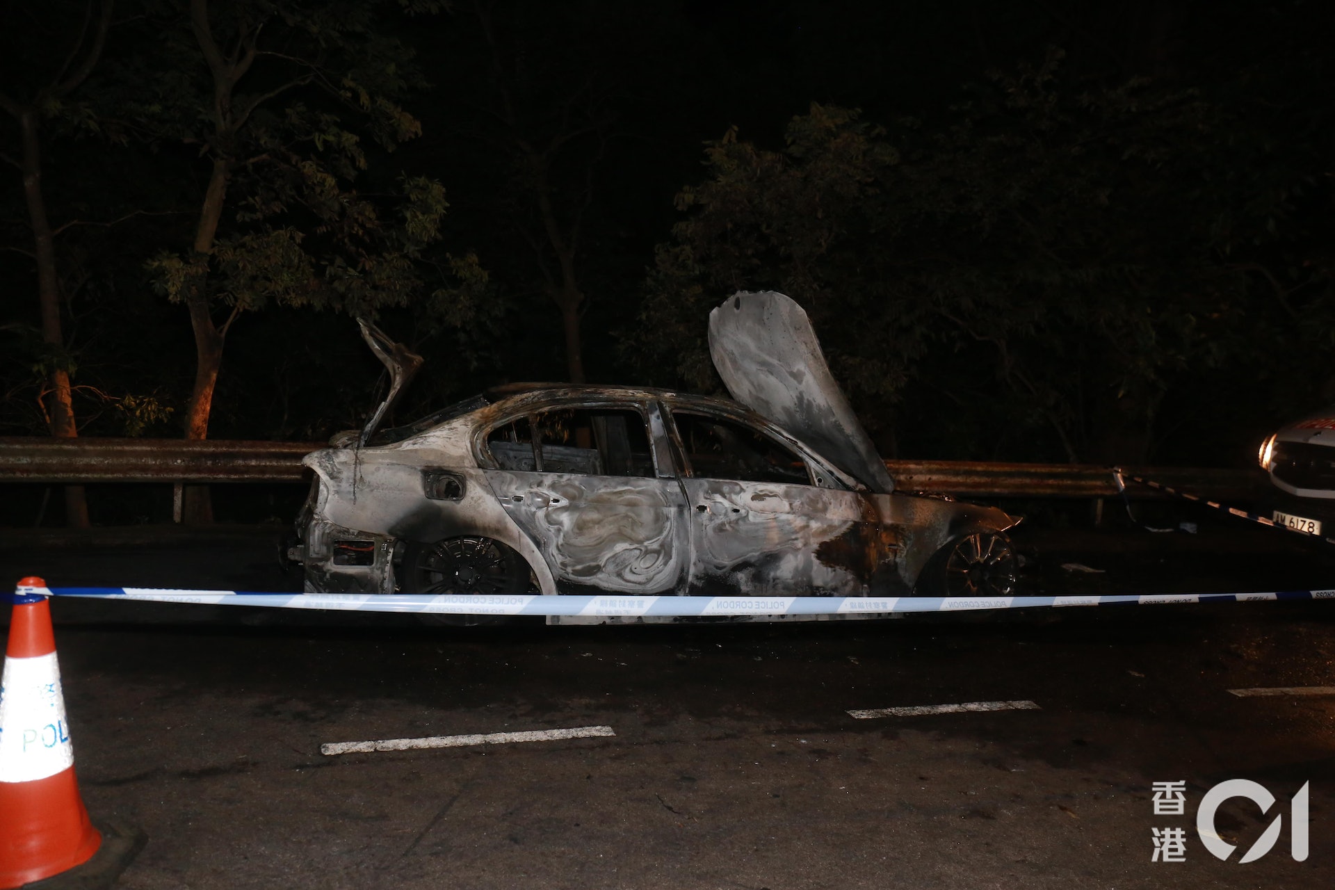 一輛寶馬私家車在荃錦公路被發現起火,全車焚毀,消防初步懷疑起火原因有可疑,警方正調查私家車與10月23日下午在中環威靈頓街食肆Café Crêpe發生的斬人案是否有關。(林振華攝)
