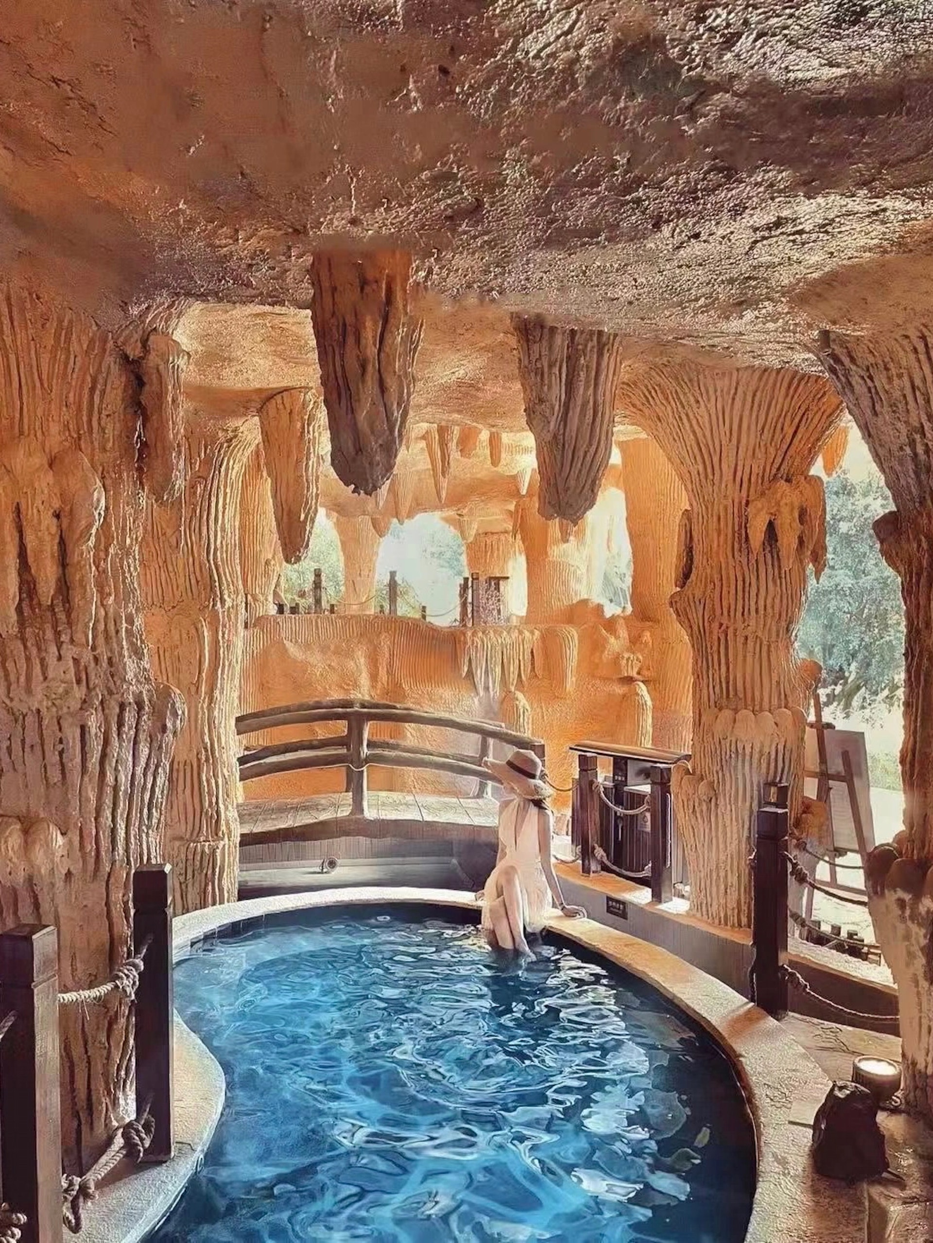 廣州也有不少精緻酒店,如廣州三英温泉度假酒店,令人有置身外國的感覺!(圖片來源:小紅書@雅小途精选旅行) 廣州也有不少精緻酒店,如廣州三英温泉度假酒店,令人有置身外國的感覺!(圖片來源:小紅書@雅小途精选旅行)