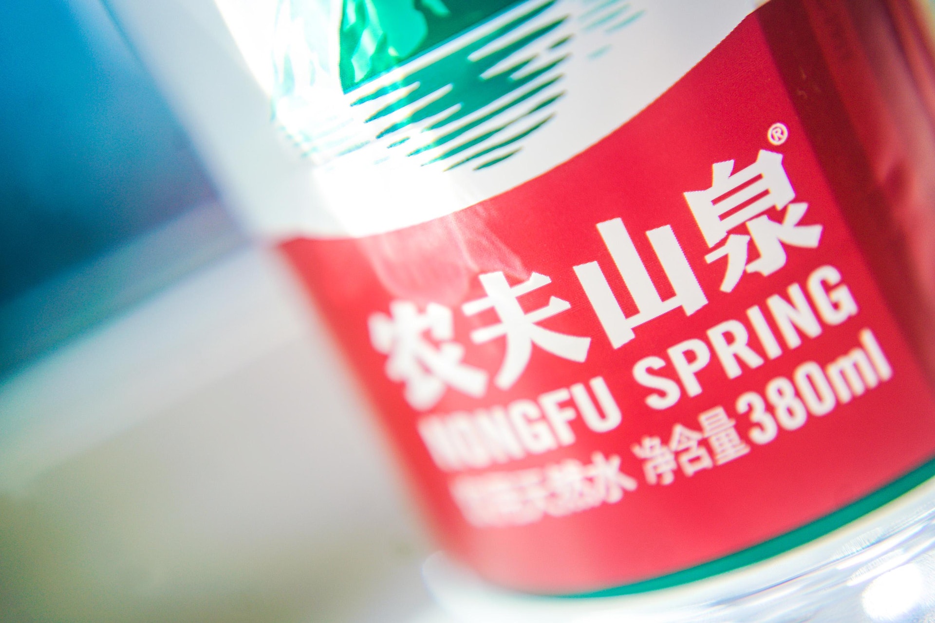 農夫山泉69歲的鐘睒睒財富基本與去年持平,以4500億元第三次成為中國首富。(vcg) 農夫山泉69歲的鐘睒睒財富基本與去年持平,以4500億元第三次成為中國首富。(vcg)