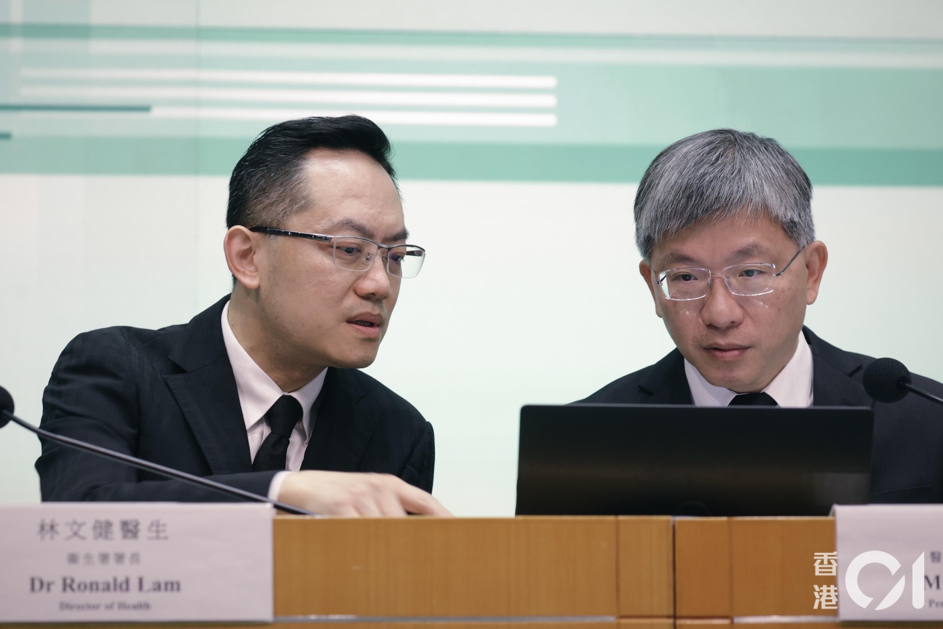 衞生署署長林文健(左)及醫務衞生局常任秘書長陳松青(右)。(歐嘉樂攝) 衞生署署長林文健(左)及醫務衞生局常任秘書長陳松青(右)。(歐嘉樂攝)