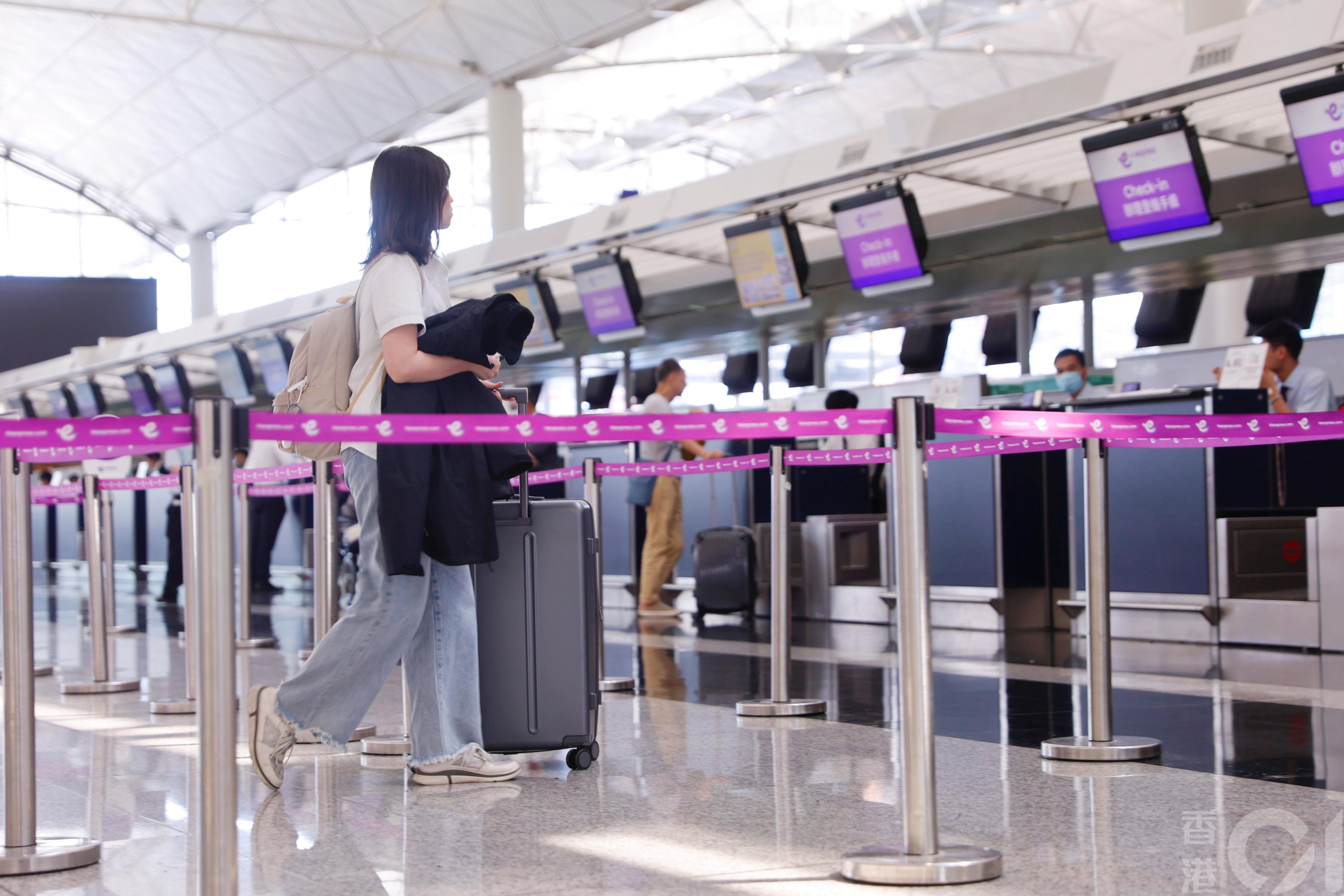 日圆兑港元汇率创新低，市民到日本旅行更划算。图为10月27日香港快运机场往日本柜枱情况。(陈苇慈摄）