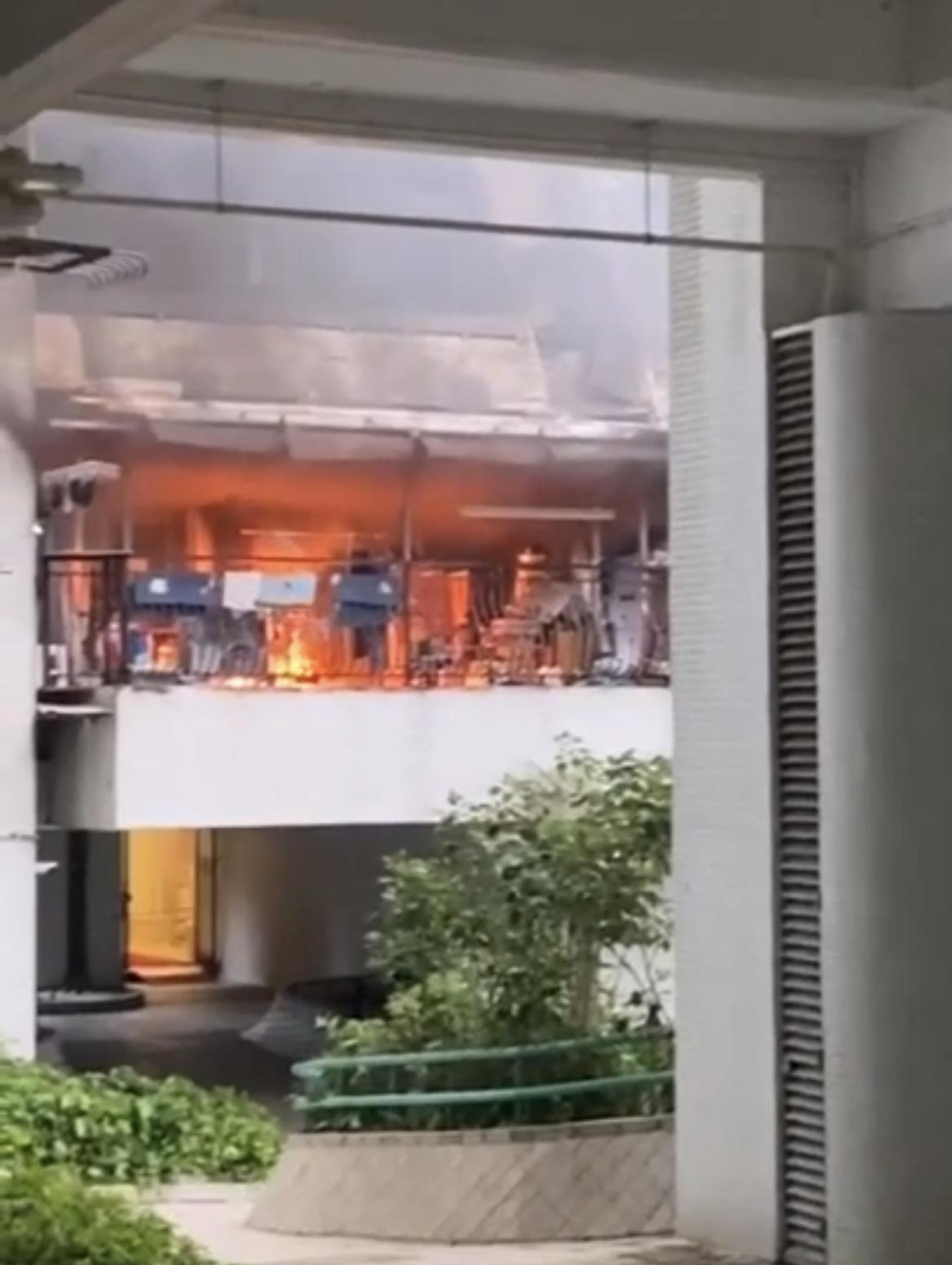 葵涌華景山莊露台起火冒濃煙消防到場撲熄30住戶一度疏散