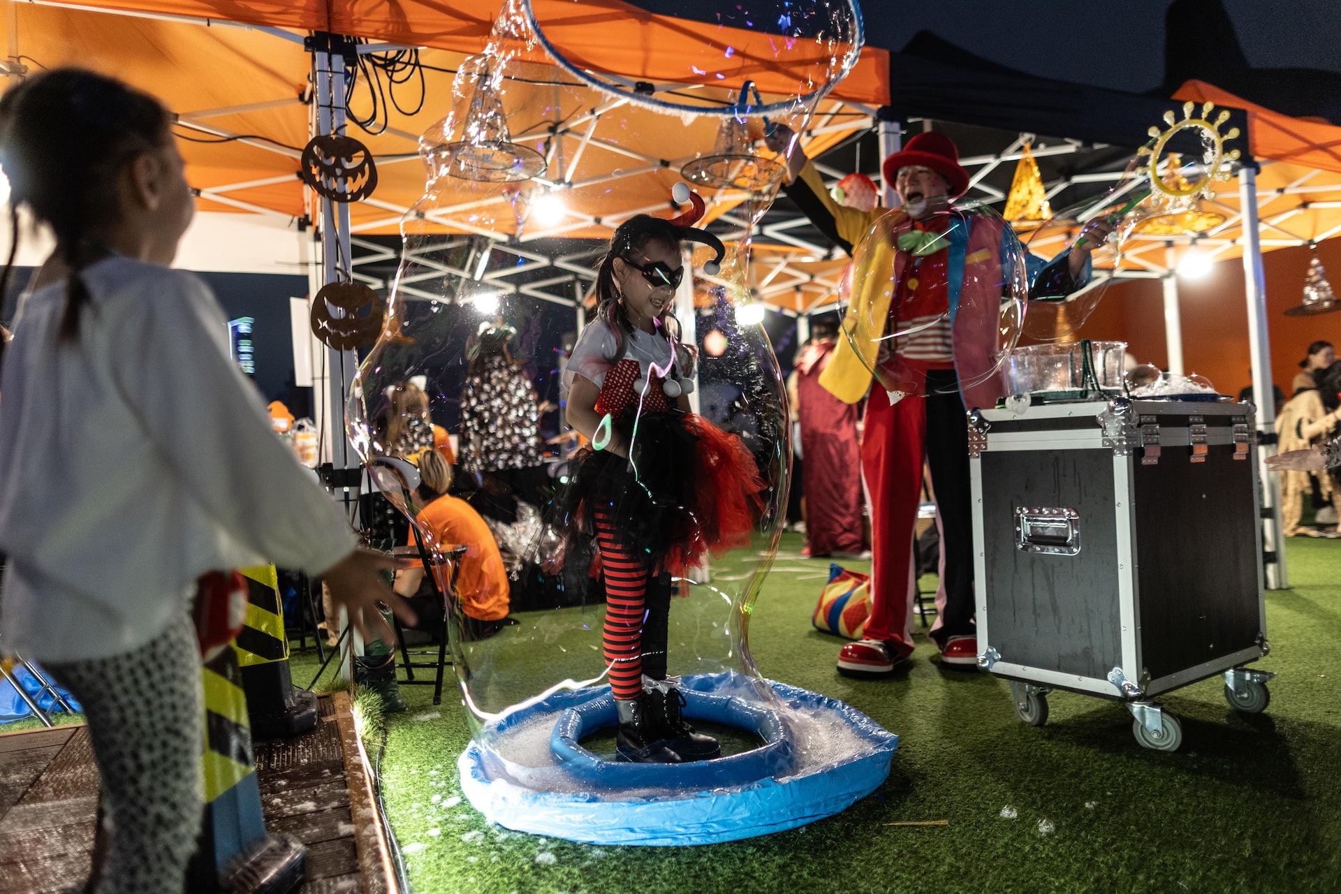 10月28日,灣仔「Harbour Chill 海濱休閒站」舉行「繽紛魔法嘉年華」,現場為小朋友專設泡泡遊戲,只要站在圈內,則可以為被泡泡包圍。(梁鵬威攝) 10月28日,灣仔「Harbour Chill 海濱休閒站」舉行「繽紛魔法嘉年華」,現場為小朋友專設泡泡遊戲,只要站在圈內,則可以為被泡泡包圍。(梁鵬威攝)