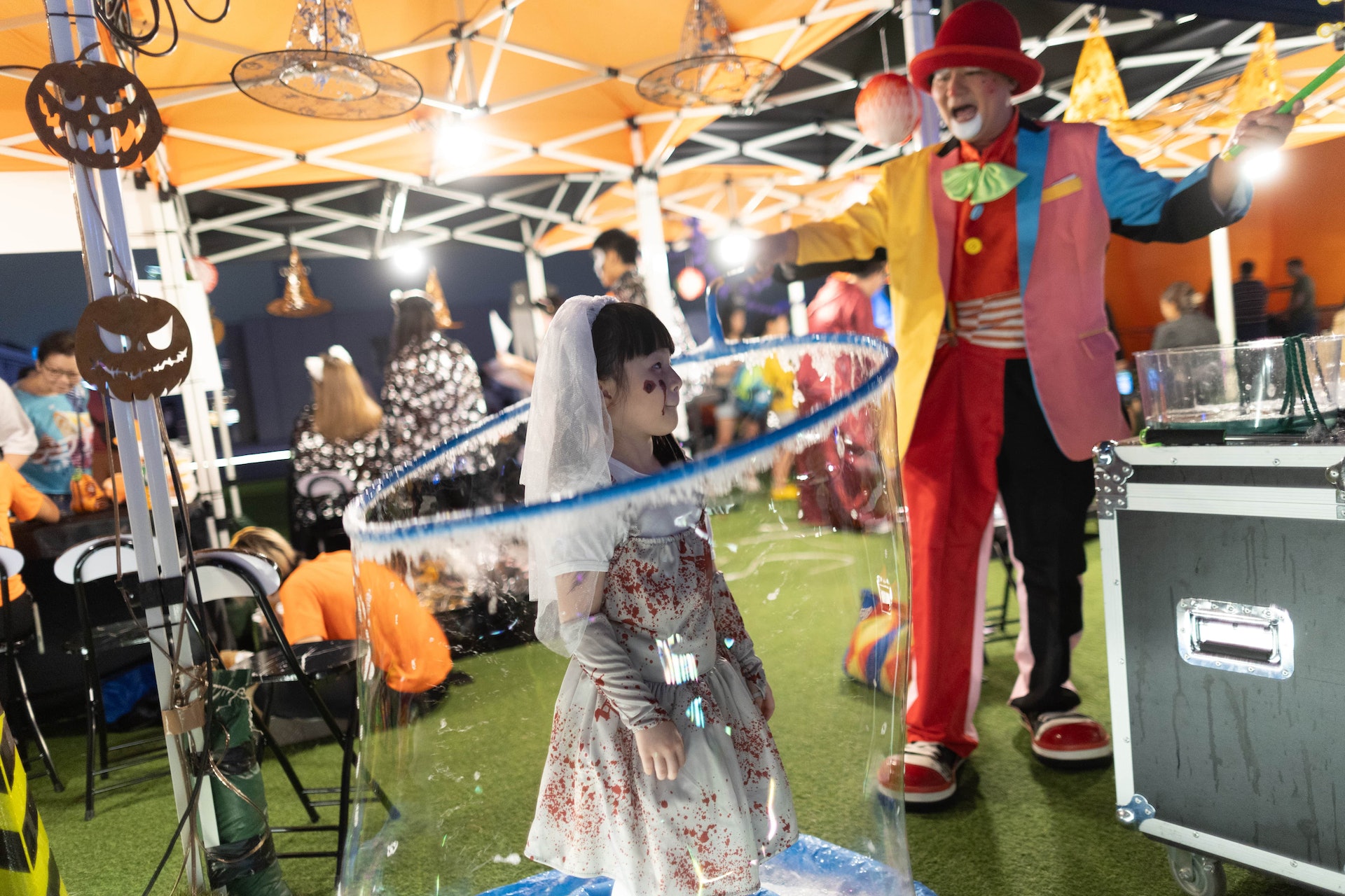 10月28日,灣仔「Harbour Chill 海濱休閒站」舉行「繽紛魔法嘉年華」,現場為小朋友專設泡泡遊戲,只要站在圈內,則可以為被泡泡包圍。(梁鵬威攝) 10月28日,灣仔「Harbour Chill 海濱休閒站」舉行「繽紛魔法嘉年華」,現場為小朋友專設泡泡遊戲,只要站在圈內,則可以為被泡泡包圍。(梁鵬威攝)