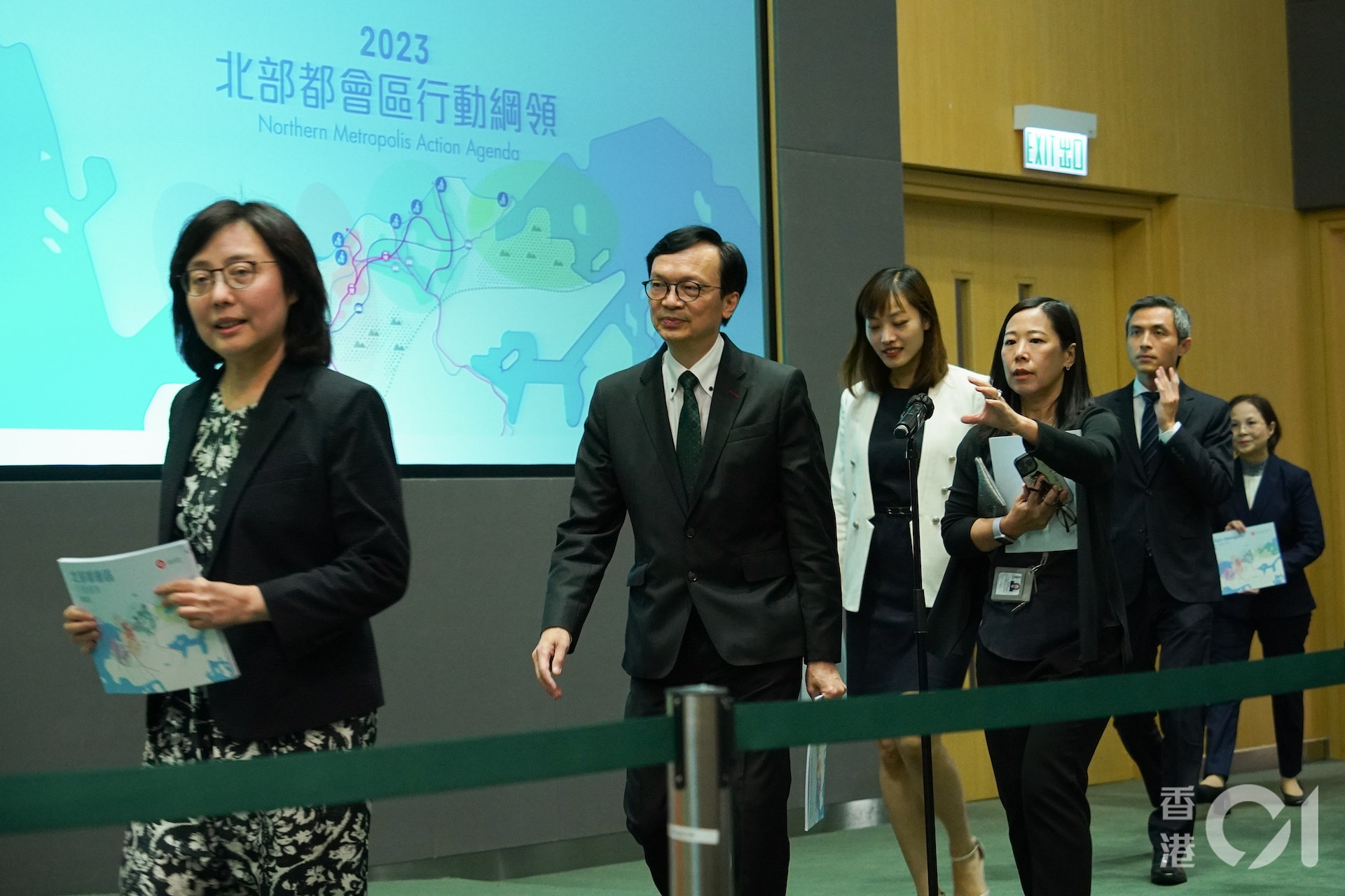 政府公布北部都會區行動綱領,發展局局長甯漢豪率眾官員作出介紹。(林靄怡攝) 政府公布北部都會區行動綱領,發展局局長甯漢豪率眾官員作出介紹。(林靄怡攝)