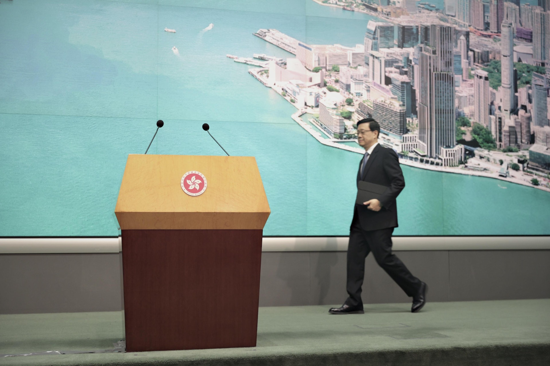 行政長官李家超今天(31日)出席行政會議前見記者。(歐嘉樂攝) 行政長官李家超今天(31日)出席行政會議前見記者。(歐嘉樂攝)