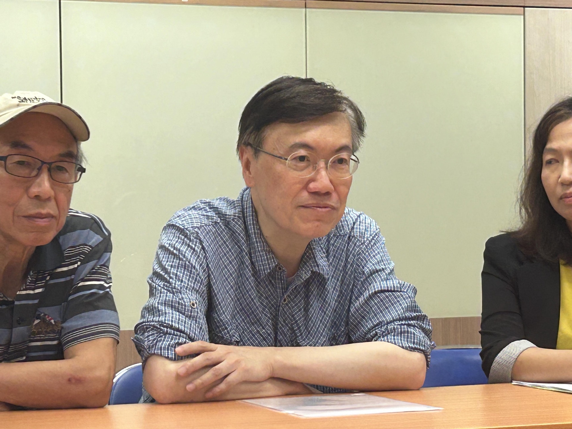 今年62歲的李生表示,8年前,發現年逾八十歲的父母出現記性變差,分不清日夜等病徵,逐帶二人求醫。他指,當時醫生未有診出是何種病症,回家後細查資料才發現是患上認知障礙症,而病情是無法逆轉。(鄧康翹攝) 今年62歲的李生表示,8年前,發現年逾八十歲的父母出現記性變差,分不清日夜等病徵,逐帶二人求醫。他指,當時醫生未有診出是何種病症,回家後細查資料才發現是患上認知障礙症,而病情是無法逆轉。(鄧康翹攝)
