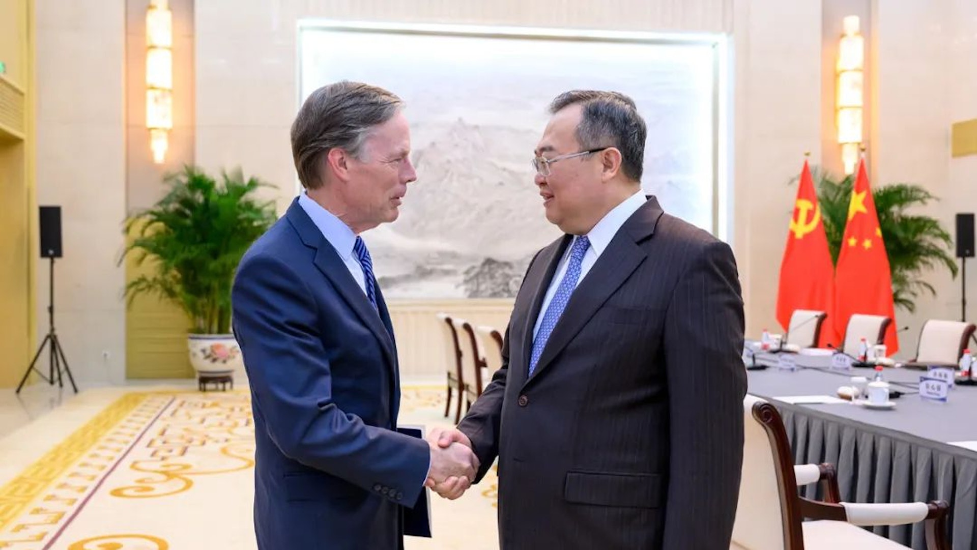 2023年10月31日，中共中央對外聯絡部部長劉建超（右）會見美國駐華大使伯恩斯（左）（中聯部新聞辦）