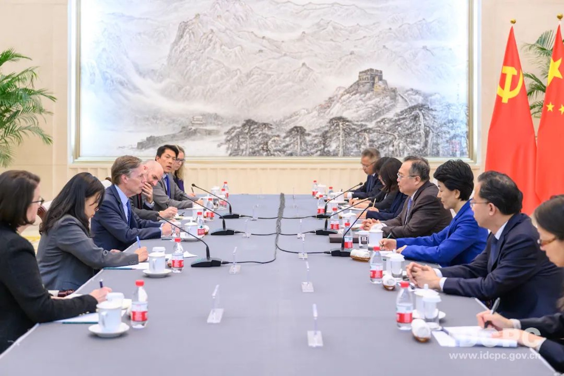 2023年10月31日,中共中央對外聯絡部部長劉建超(右)會見美國駐華大使伯恩斯(左)(中聯部新聞辦) 2023年10月31日,中共中央對外聯絡部部長劉建超(右)會見美國駐華大使伯恩斯(左)(中聯部新聞辦)