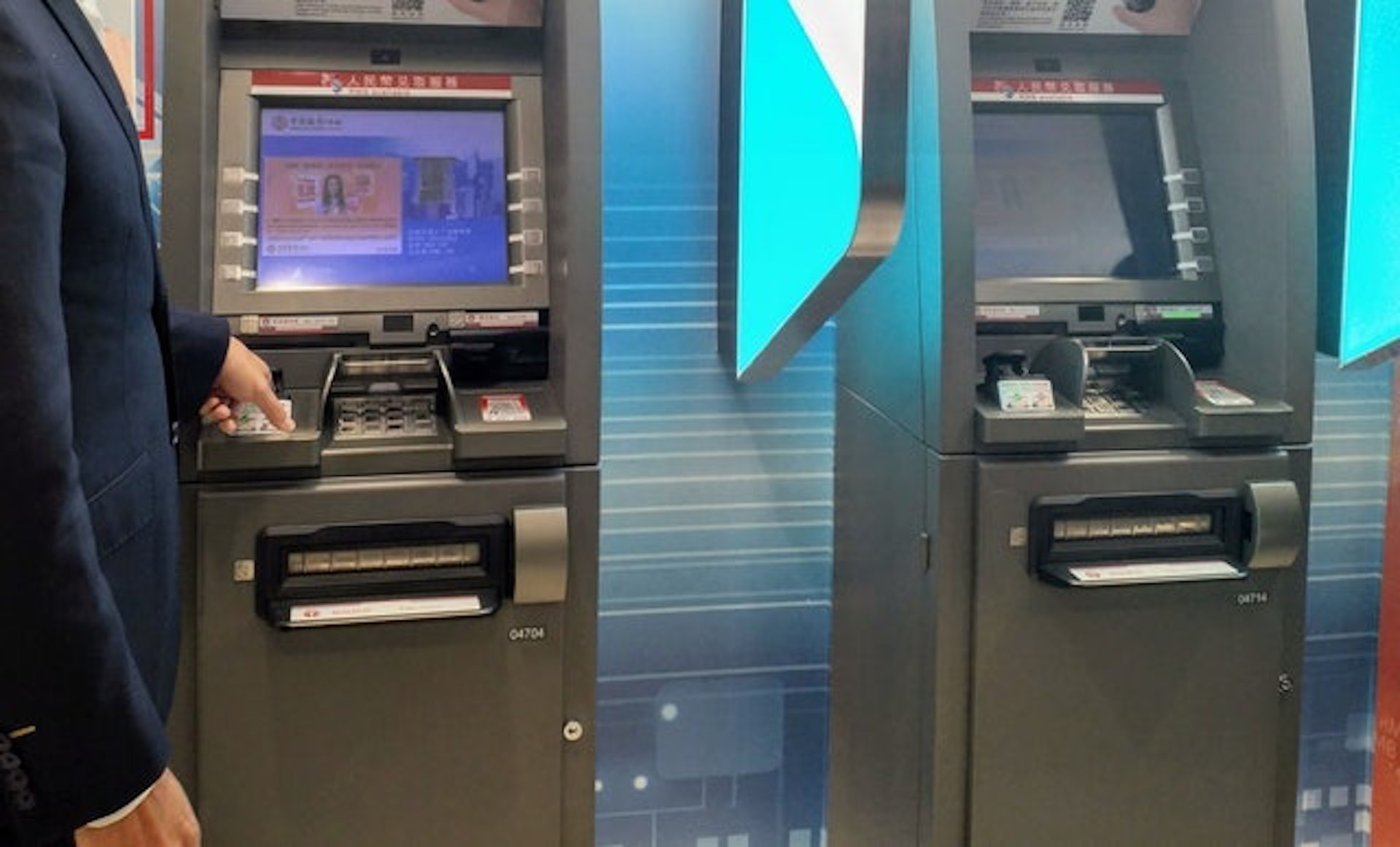 有港男早前於櫃員機取錢後,突被1名陌生女子指控搶錢,最終要靠交易通知書證清白。(示意圖/資料圖片) 有港男早前於櫃員機取錢後,突被1名陌生女子指控搶錢,最終要靠交易通知書證清白。(示意圖/資料圖片)