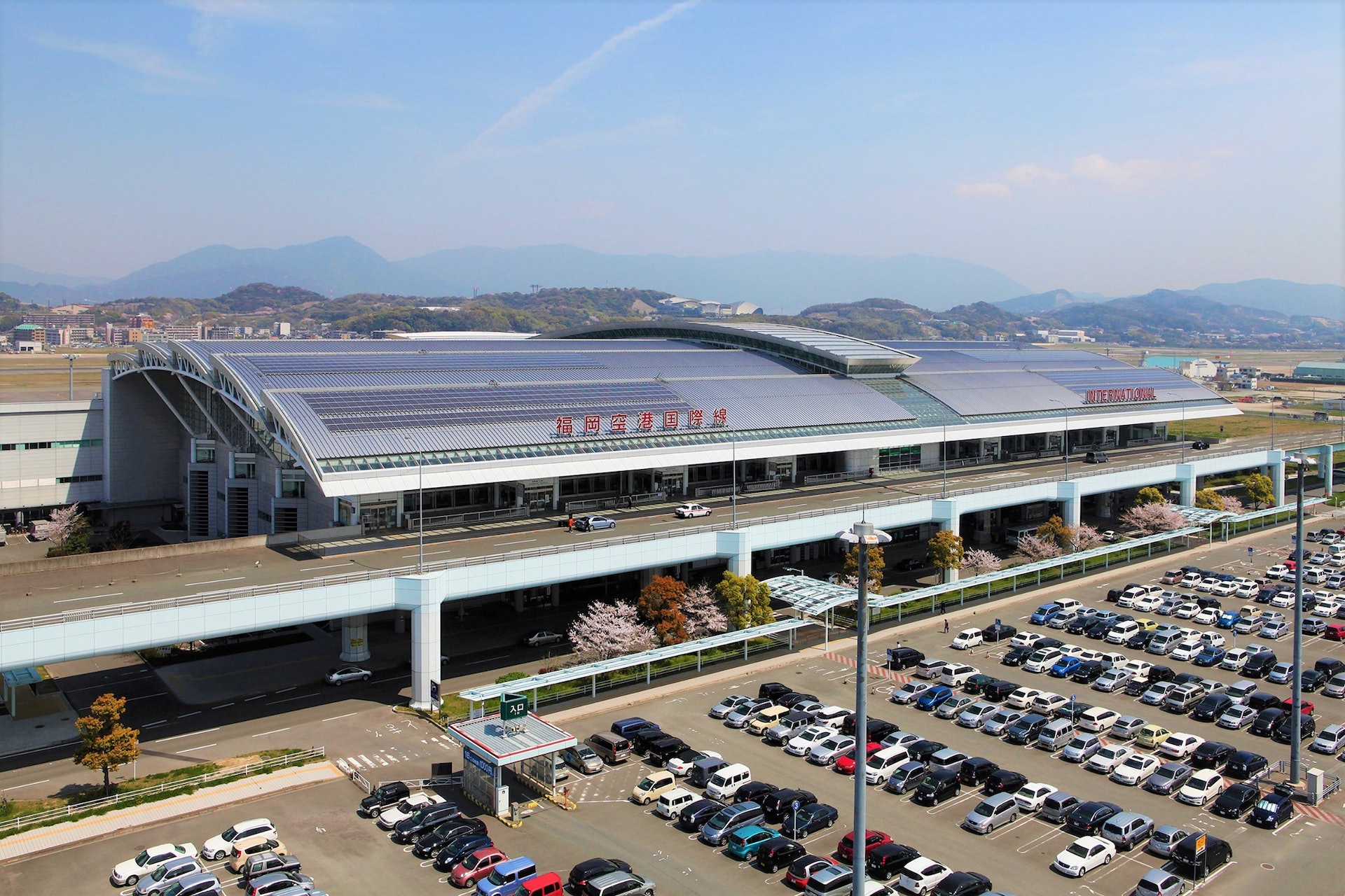 福岡機場國際線客運大樓(圖片來源:FB@福岡空港) 日本自由行|福岡機場到博多最快5分鐘!3大出市區方法 巴士直達別府由布院
