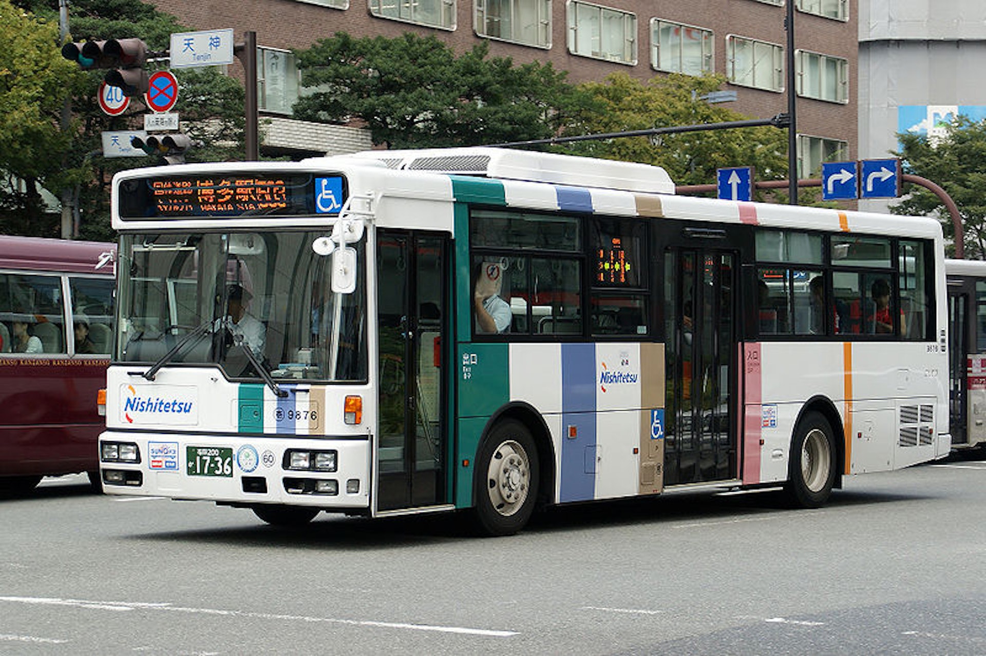 西鐵巴士(圖片來源:Wikimedia@JKT-c.) 日本自由行|福岡機場到博多最快5分鐘!3大出市區方法 巴士直達別府由布院