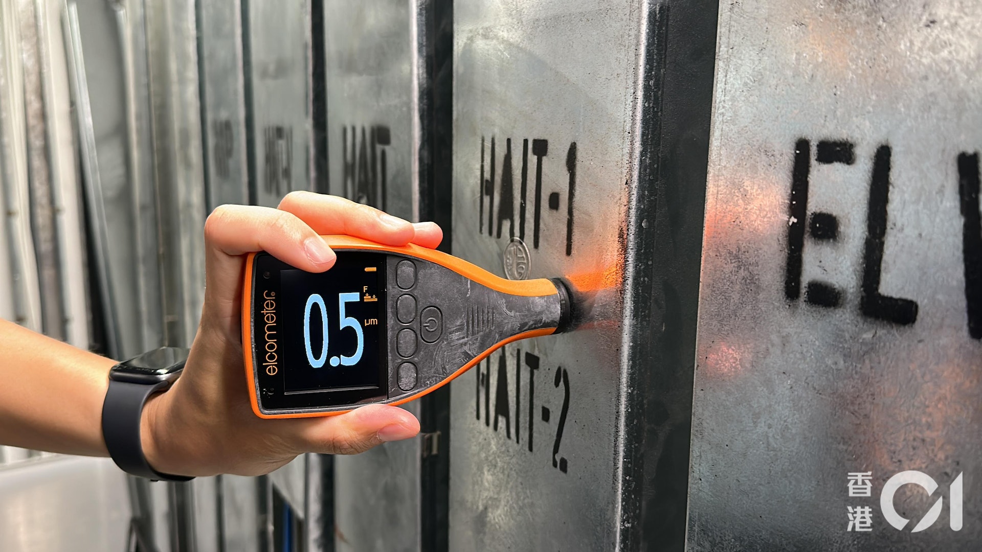 記者在廣華醫院新大樓地庫、地下及15樓內的電訊房、電掣房及天花等六個位置,以測厚儀量度電線槽鍍鋅層厚度,測試了超過150個接觸點,測試的數值只有0至5.8微米,即所有結果都是不達標。(香港01記者攝) 記者在廣華醫院新大樓地庫、地下及15樓內的電訊房、電掣房及天花等六個位置,以測厚儀量度電線槽鍍鋅層厚度,測試了超過150個接觸點,測試的數值只有0至5.8微米,即所有結果都是不達標。(香港01記者攝)