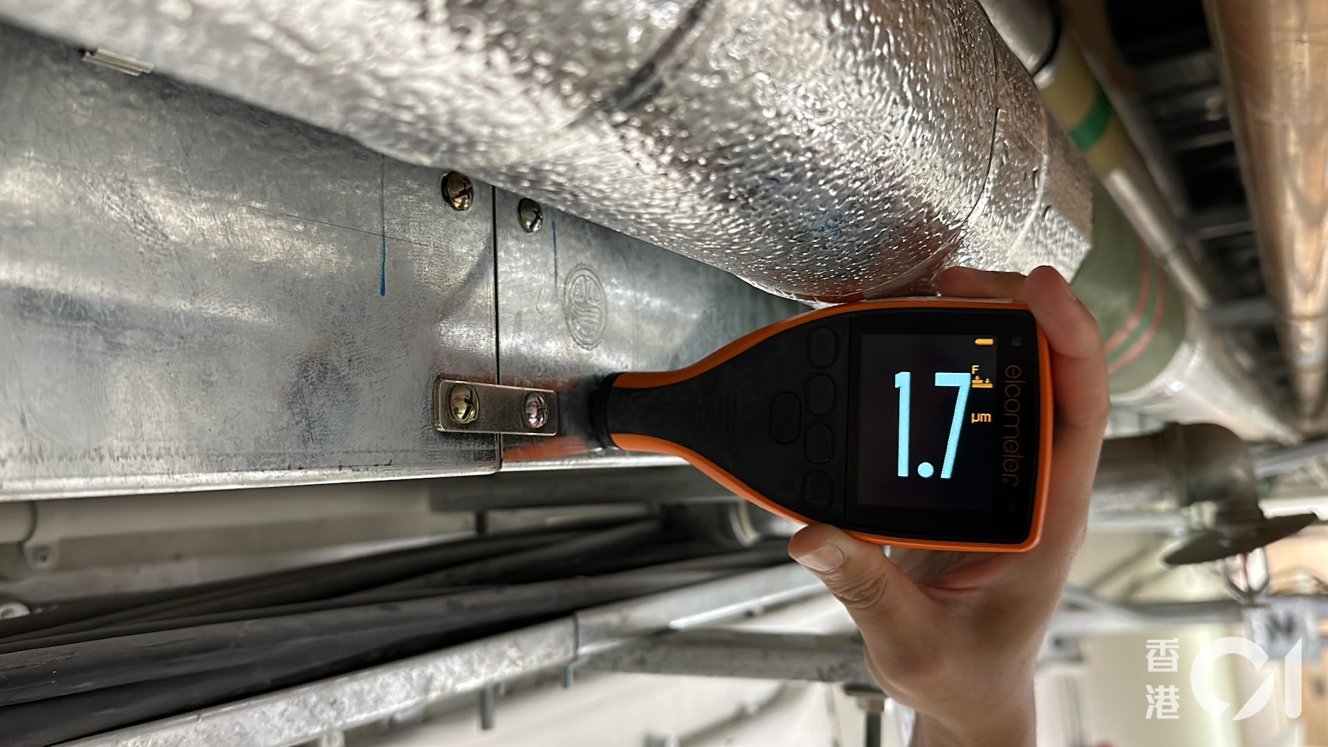 記者在廣華醫院新大樓地庫、地下及15樓內的電訊房、電掣房及天花等六個位置,以測厚儀量度電線槽鍍鋅層厚度,測試了超過150個接觸點,測試的數值只有0至5.8微米,即所有結果都是不達標。(香港01記者攝) 記者在廣華醫院新大樓地庫、地下及15樓內的電訊房、電掣房及天花等六個位置,以測厚儀量度電線槽鍍鋅層厚度,測試了超過150個接觸點,測試的數值只有0至5.8微米,即所有結果都是不達標。(香港01記者攝)