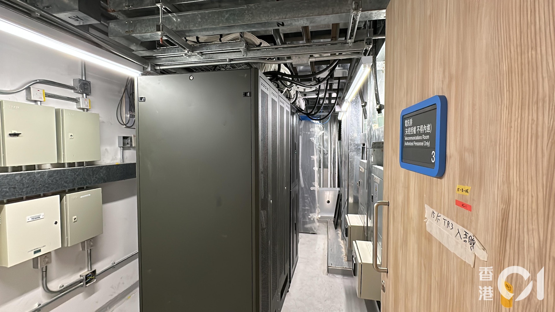 記者在廣華醫院新大樓實測,發現電線槽鍍鋅層厚度只有0至5.8微米,未達20微米的標準。(香港01記者攝) 記者在廣華醫院新大樓實測,發現電線槽鍍鋅層厚度只有0至5.8微米,未達20微米的標準。(香港01記者攝)