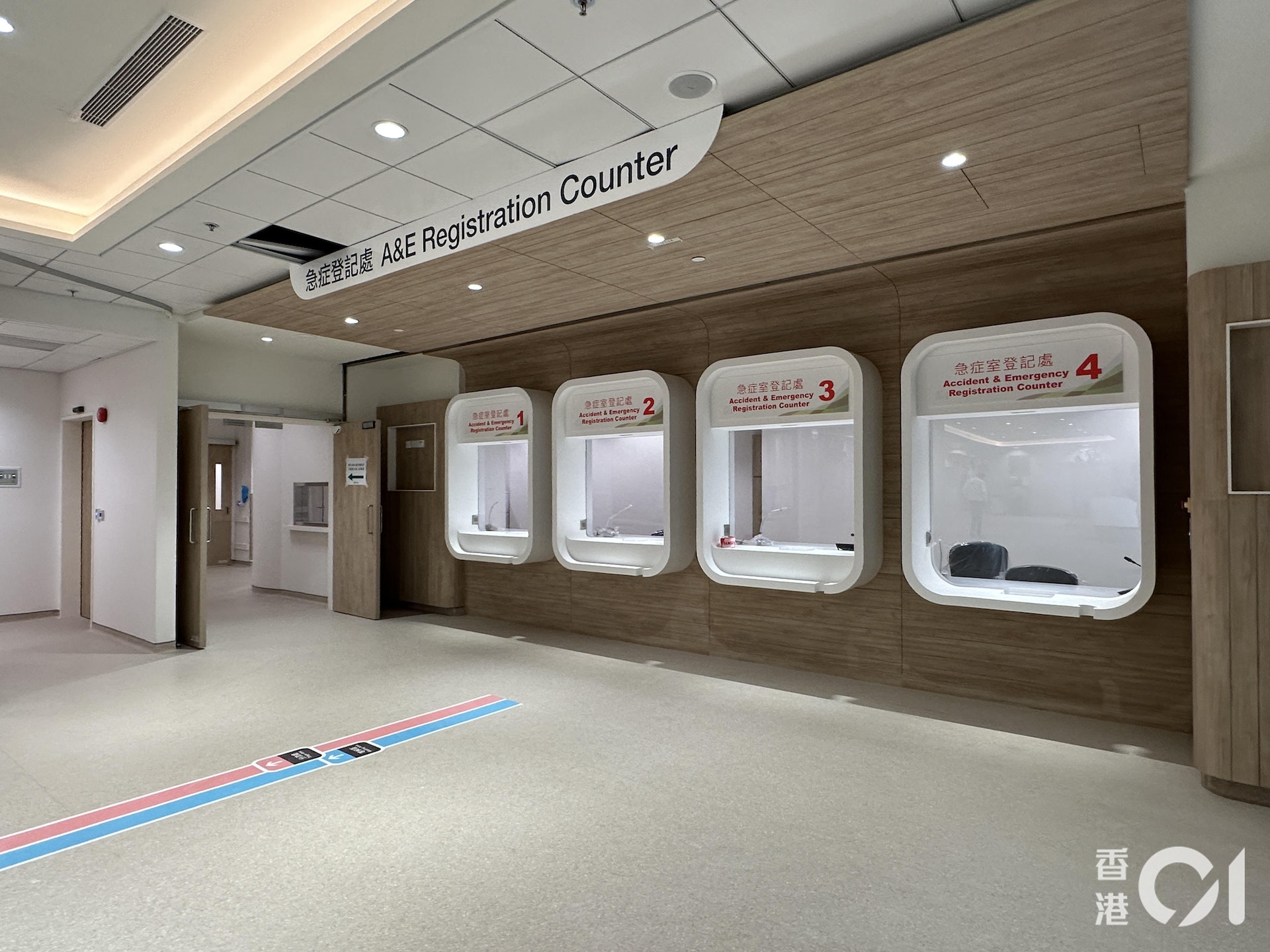 記者在廣華醫院新大樓實測,發現電線槽鍍鋅層厚度只有0至5.8微米,未達20微米的標準。(香港01記者攝) 記者在廣華醫院新大樓實測,發現電線槽鍍鋅層厚度只有0至5.8微米,未達20微米的標準。(香港01記者攝)