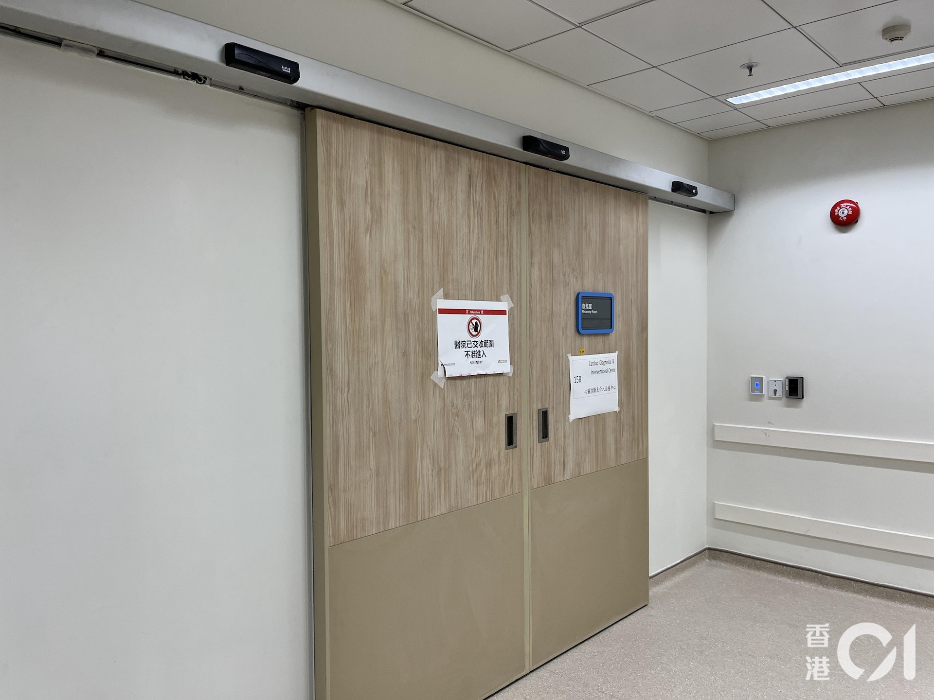 記者在廣華醫院新大樓實測,發現電線槽鍍鋅層厚度只有0至5.8微米,未達20微米的標準。(香港01記者攝) 記者在廣華醫院新大樓實測,發現電線槽鍍鋅層厚度只有0至5.8微米,未達20微米的標準。(香港01記者攝)