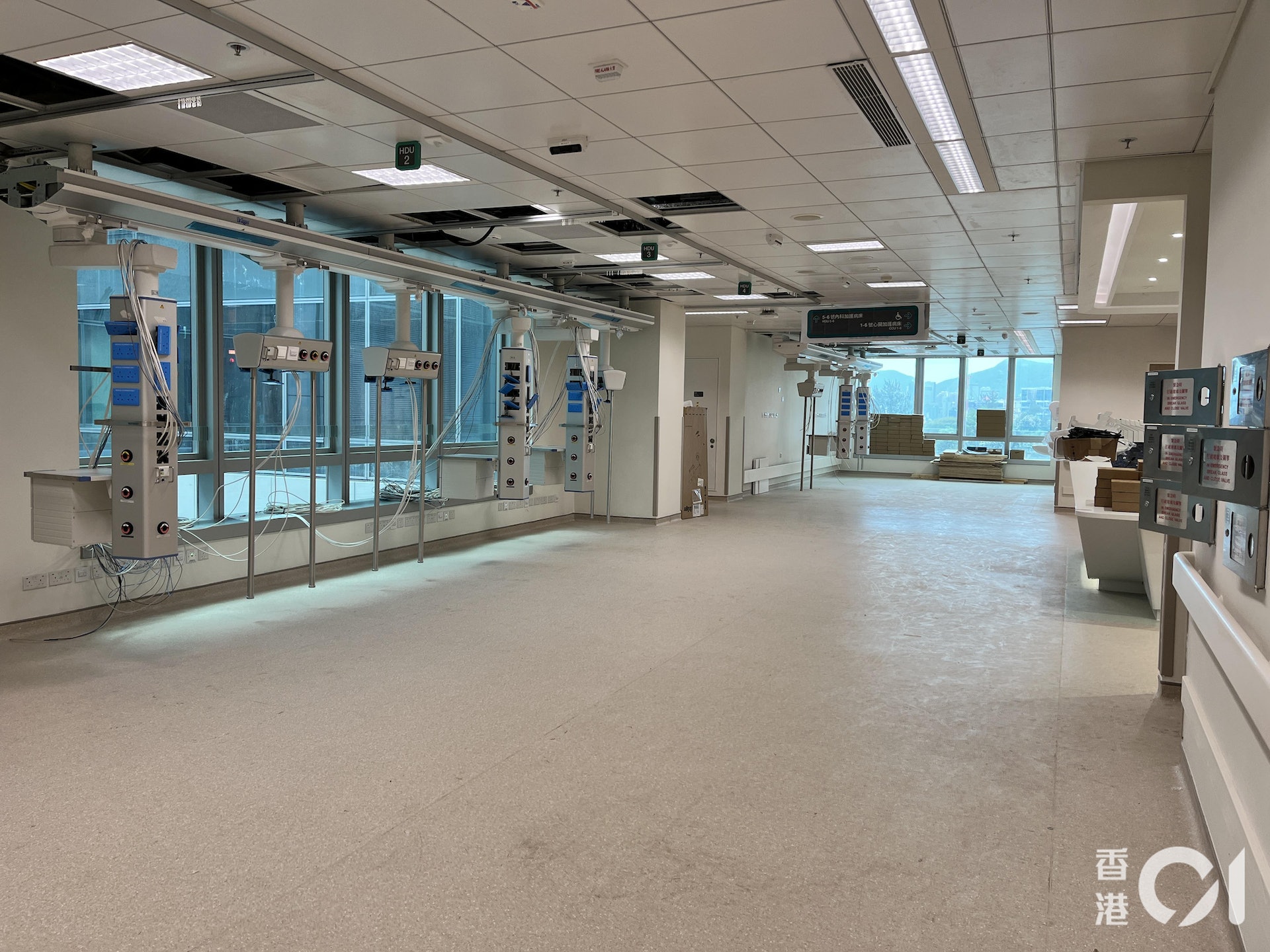 記者在廣華醫院新大樓實測,發現電線槽鍍鋅層厚度只有0至5.8微米,未達20微米的標準。(香港01記者攝) 記者在廣華醫院新大樓實測,發現電線槽鍍鋅層厚度只有0至5.8微米,未達20微米的標準。(香港01記者攝)