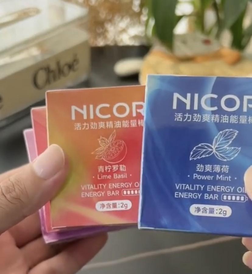 蘿蔔刀之後，中國校園再流行起「鼻吸能量棒」。（微博）