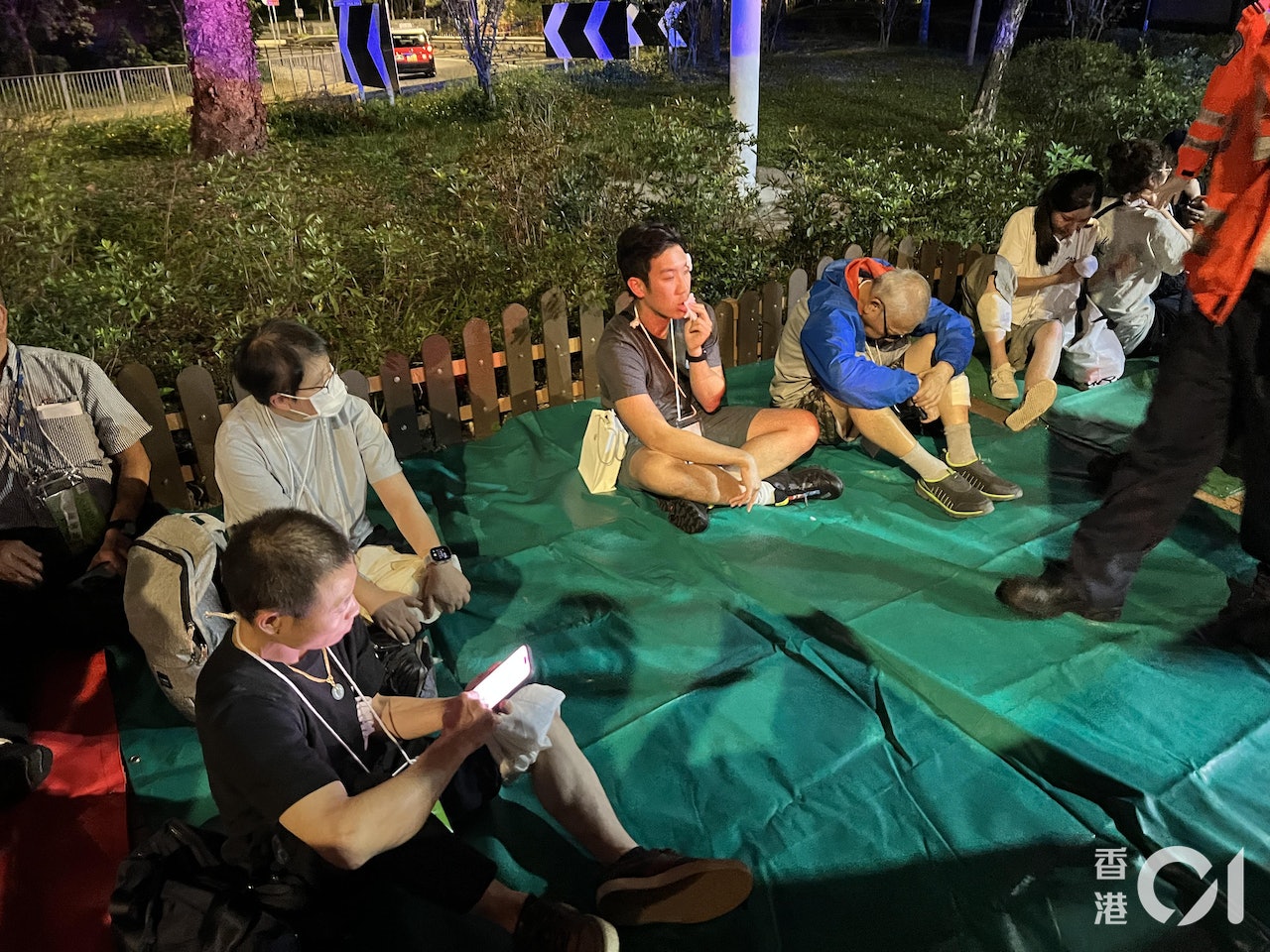 傷者在場等候治理。(李家傑攝) 傷者在場等候治理。(李家傑攝)