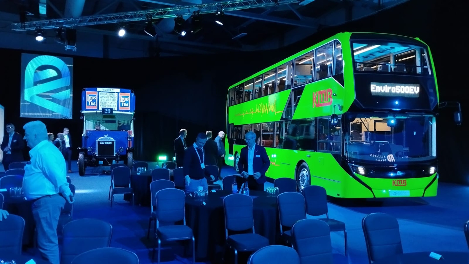 九巴的亞歷山大丹尼士Enviro500EV在製造商於英國舉行的發布會登場,獲各地巴士服務營運商和供應商好評。(九巴提供) 九巴的亞歷山大丹尼士Enviro500EV在製造商於英國舉行的發布會登場,獲各地巴士服務營運商和供應商好評。(九巴提供)