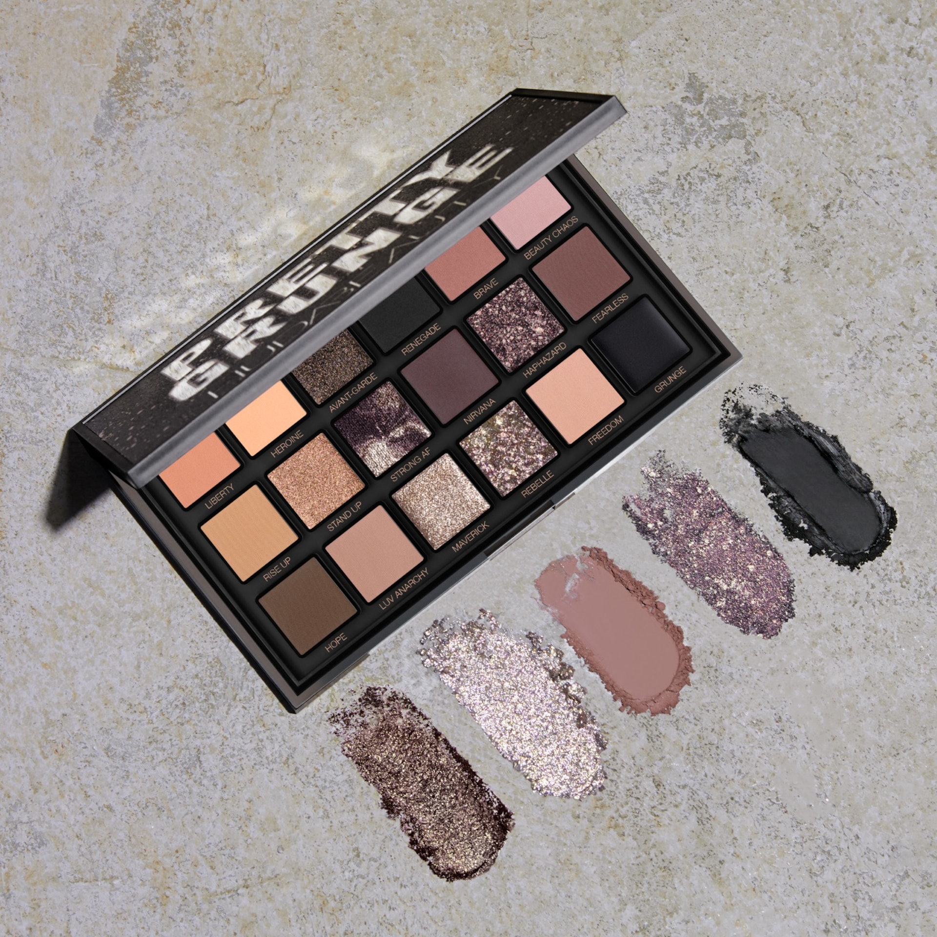 聖誕禮物推薦2023｜HUDA BEAUTY Pretty Grunge Eyeshadow Palette 頹廢搖滾18色眼影盤HK$620（品牌提供）