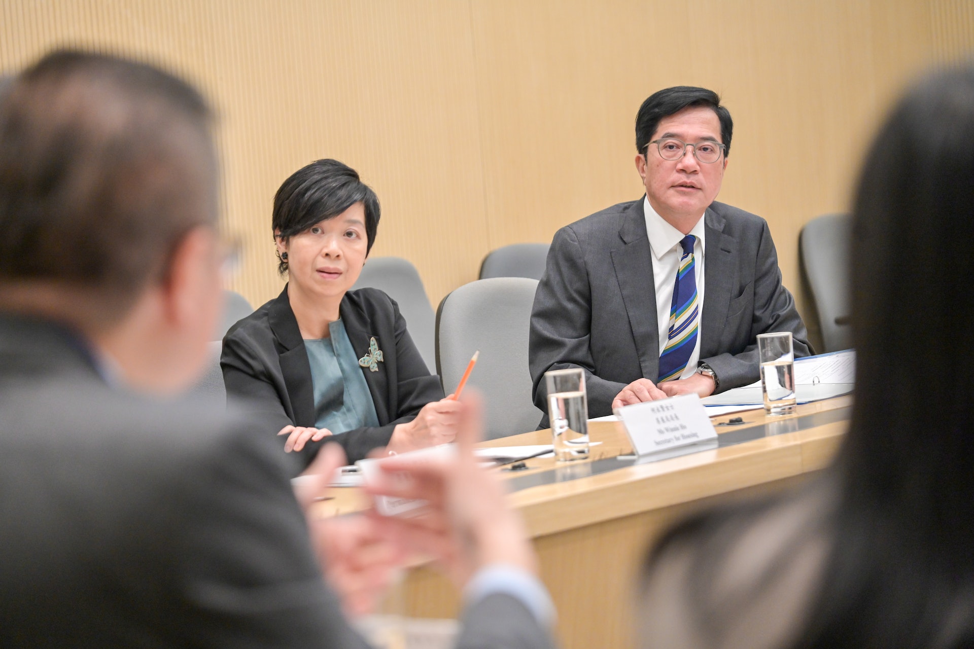 財政司副司長黃偉綸(右)今日(十一月三日)以「解決劏房問題」工作組組長身分召開首次會議。旁為工作組副組長、房屋局局長何永賢(左)。(政府新聞處) 財政司副司長黃偉綸(右)今日(十一月三日)以「解決劏房問題」工作組組長身分召開首次會議。旁為工作組副組長、房屋局局長何永賢(左)。(政府新聞處)