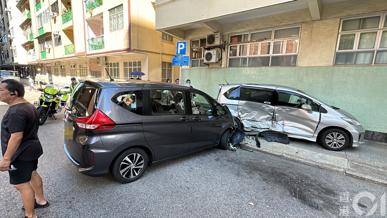 土瓜灣七人車撞車場閘杆攔腰撼私家車上行人路89歲老司機受傷