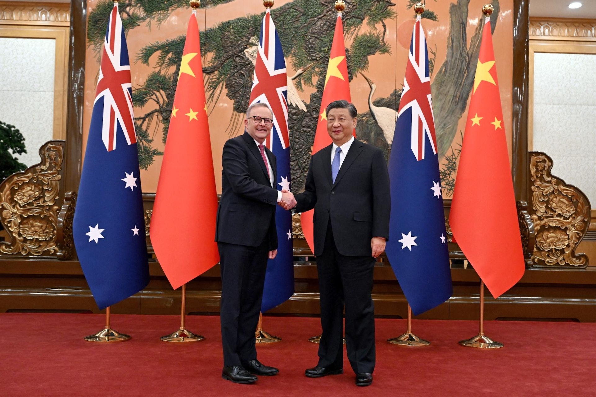 澳洲總理阿爾巴尼斯(Anthony Albanese,左)訪華,與中國國家主席習近平會面。圖為兩人2023年11月6日在中國北京人民大會堂握手合照。(AAP Image/Lukas Coch via REUTERS)