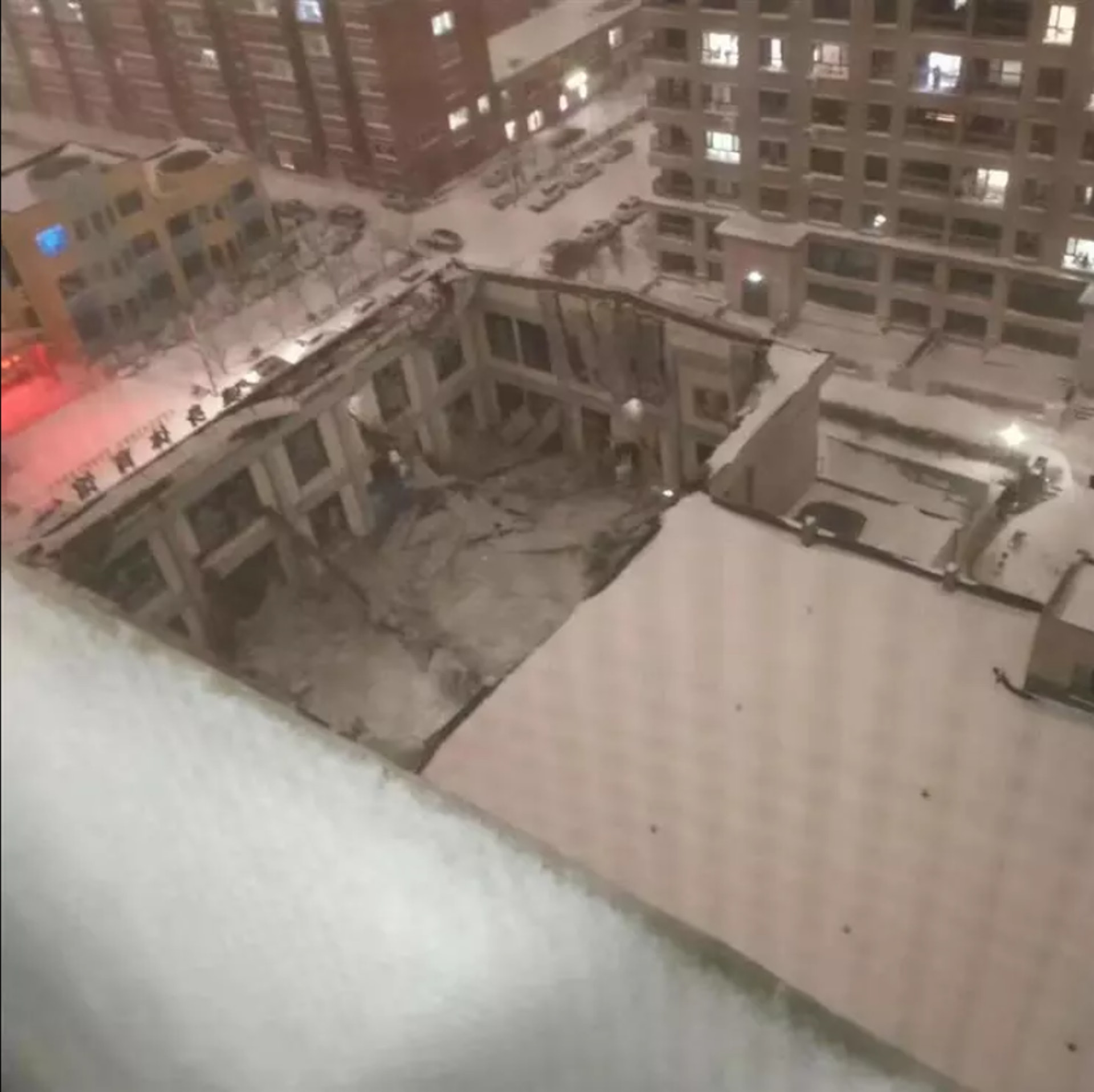坍塌的體育館頂部有厚厚的白雪。(《極目新聞》) 坍塌的體育館頂部有厚厚的白雪。(《極目新聞》)